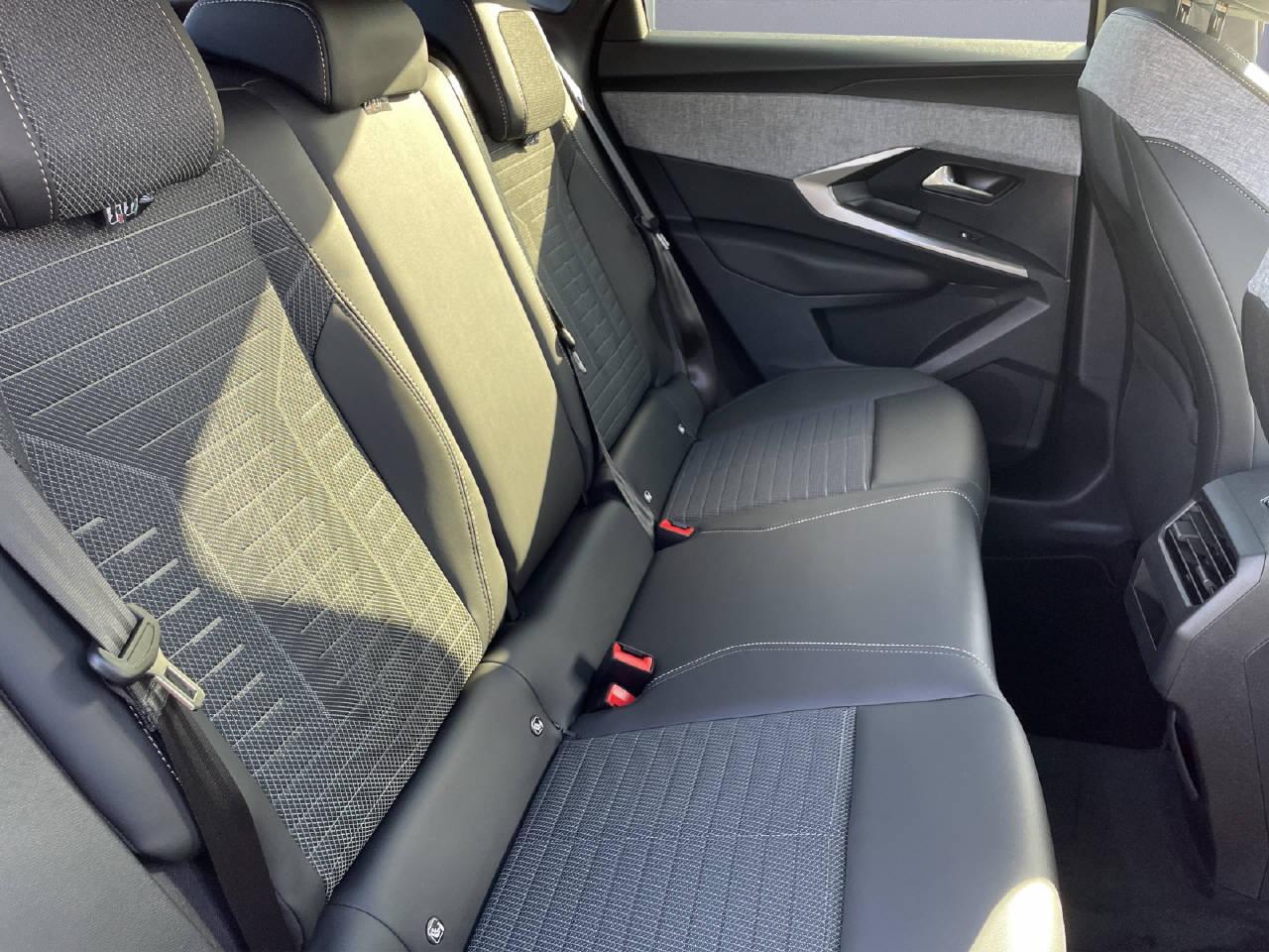PEUGEOT 3008 1.2 Hybrid Allure-image-9