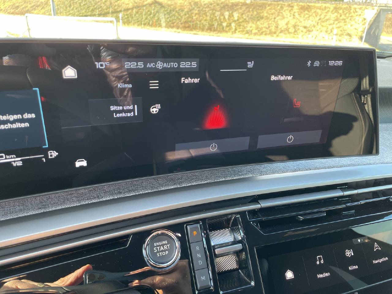 PEUGEOT 3008 1.2 Hybrid Allure-image-15