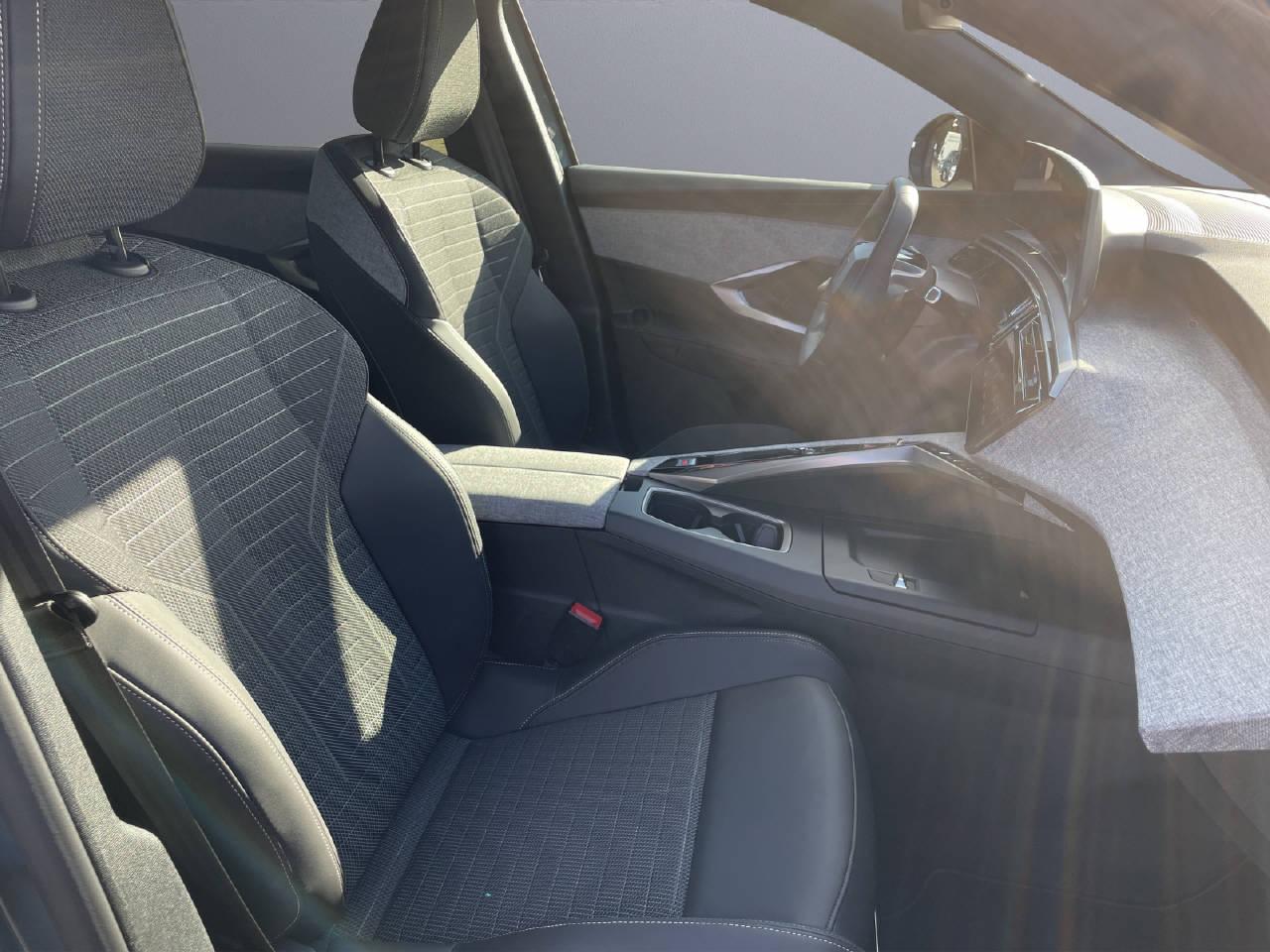PEUGEOT 3008 1.2 Hybrid Allure-image-8