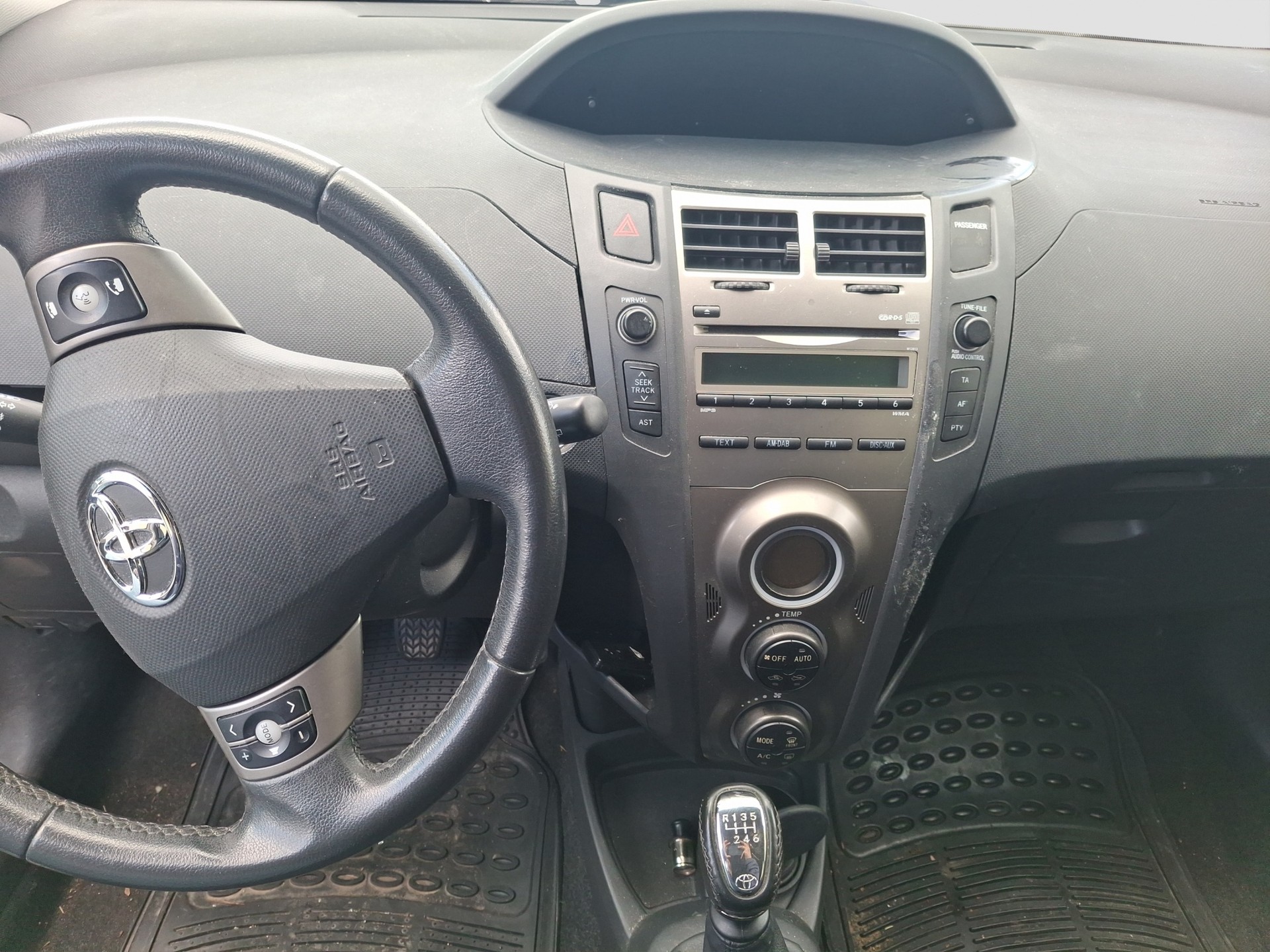 TOYOTA Yaris 1.33 Linea Sol-image-7