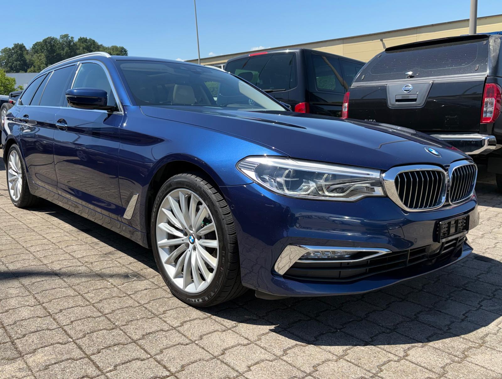 BMW 520d xDrive Touring Luxury Line Steptronic-image-0