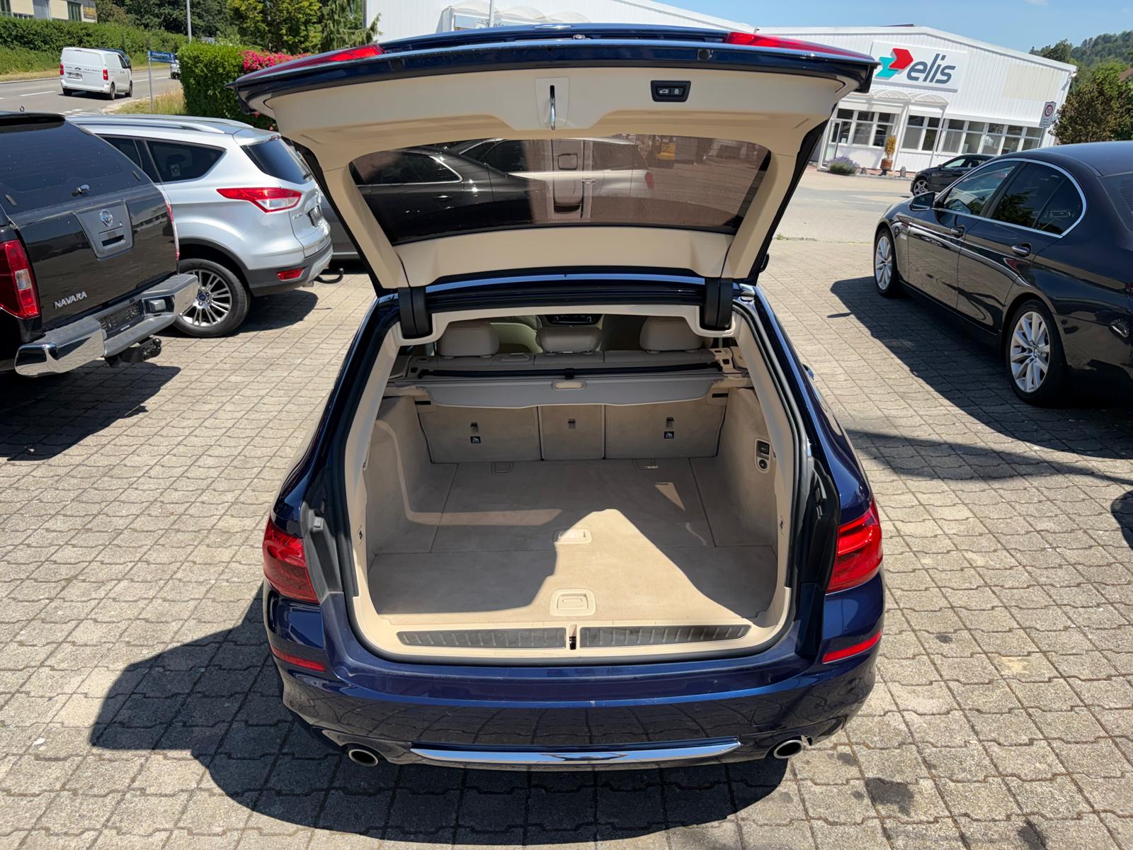 BMW 520d xDrive Touring Luxury Line Steptronic-image-12