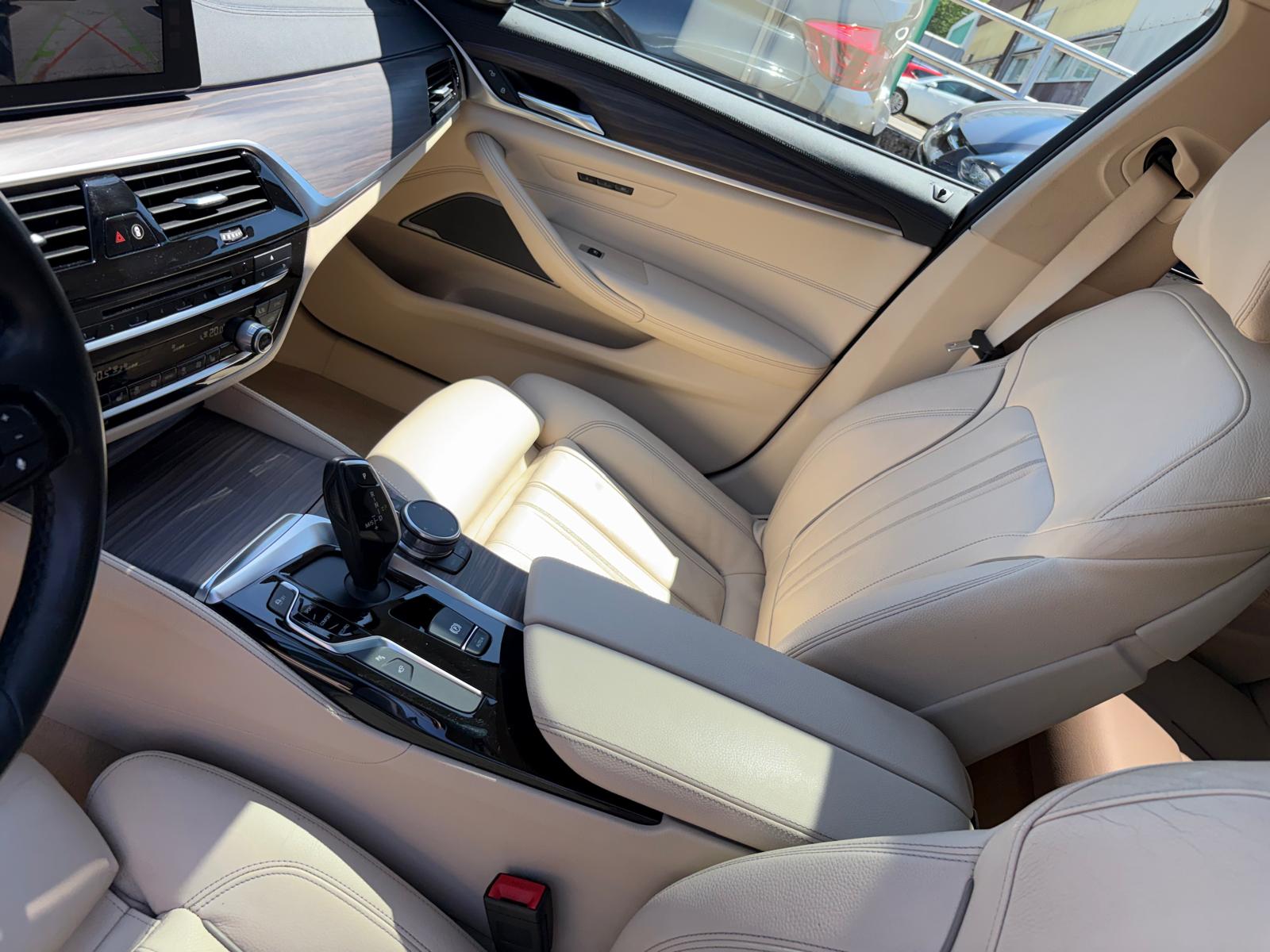 BMW 520d xDrive Touring Luxury Line Steptronic-image-7
