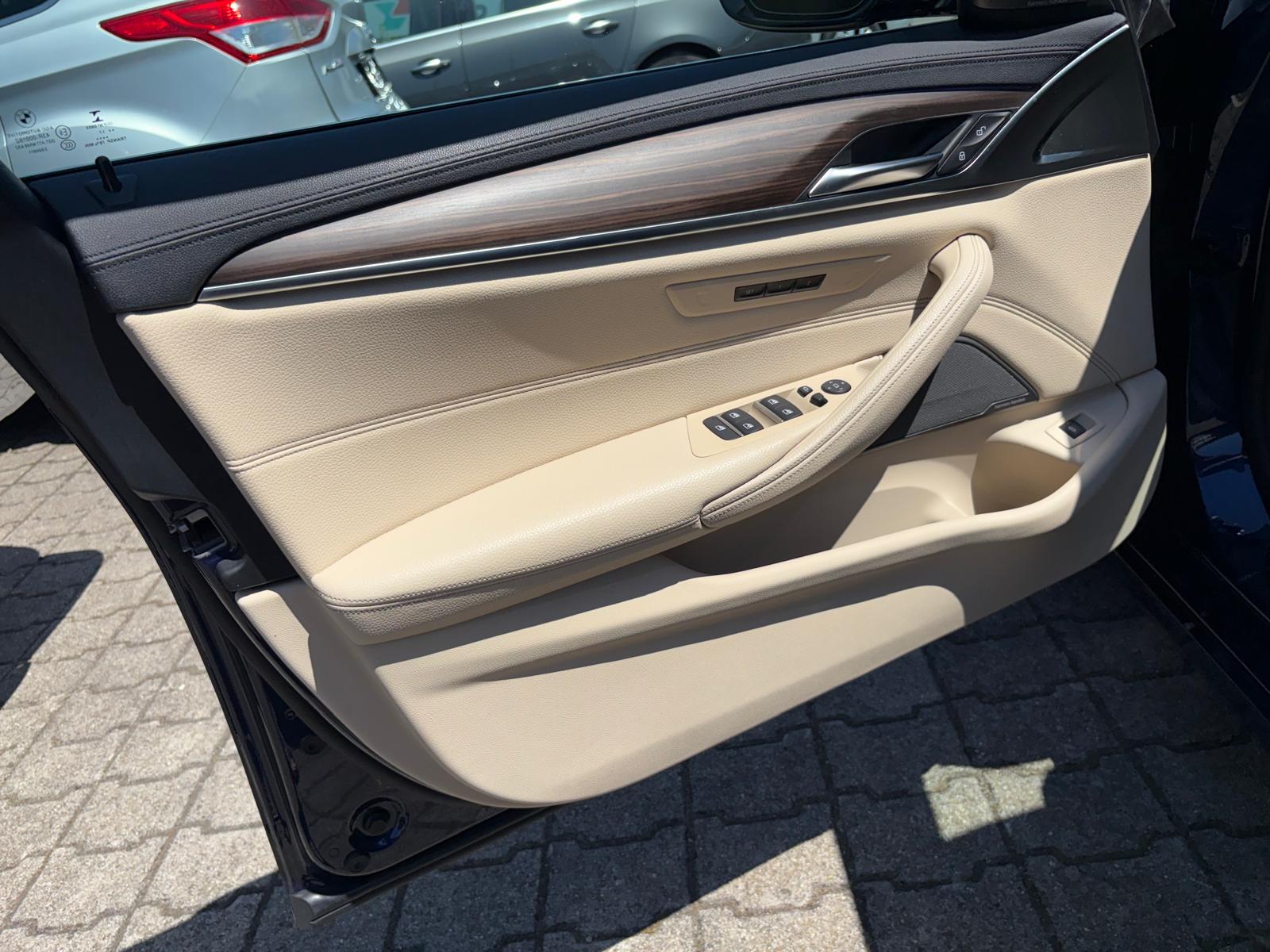 BMW 520d xDrive Touring Luxury Line Steptronic-image-4