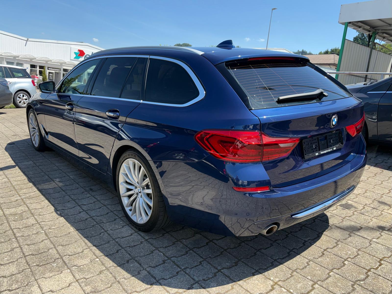BMW 520d xDrive Touring Luxury Line Steptronic-image-3