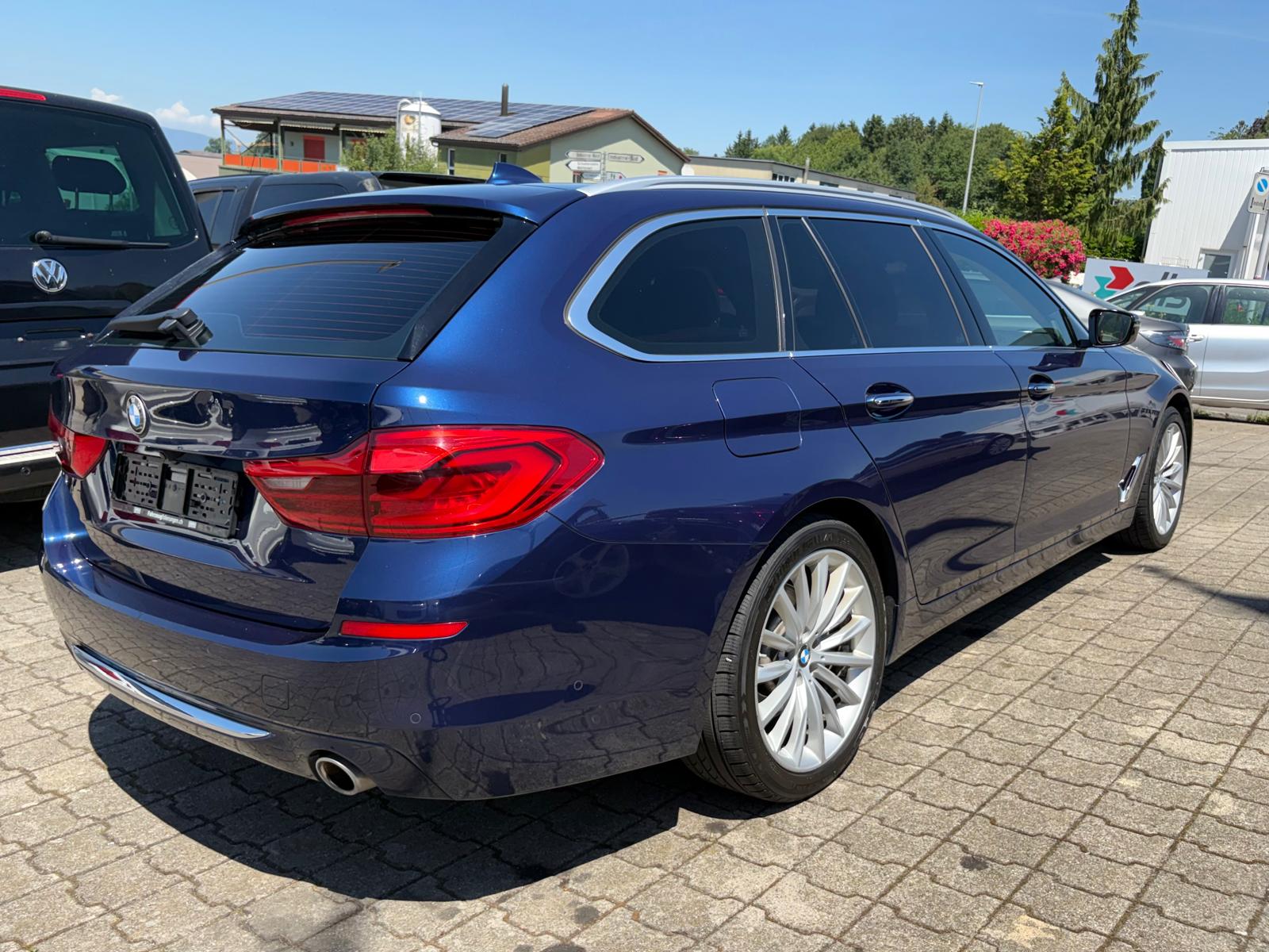 BMW 520d xDrive Touring Luxury Line Steptronic-image-1