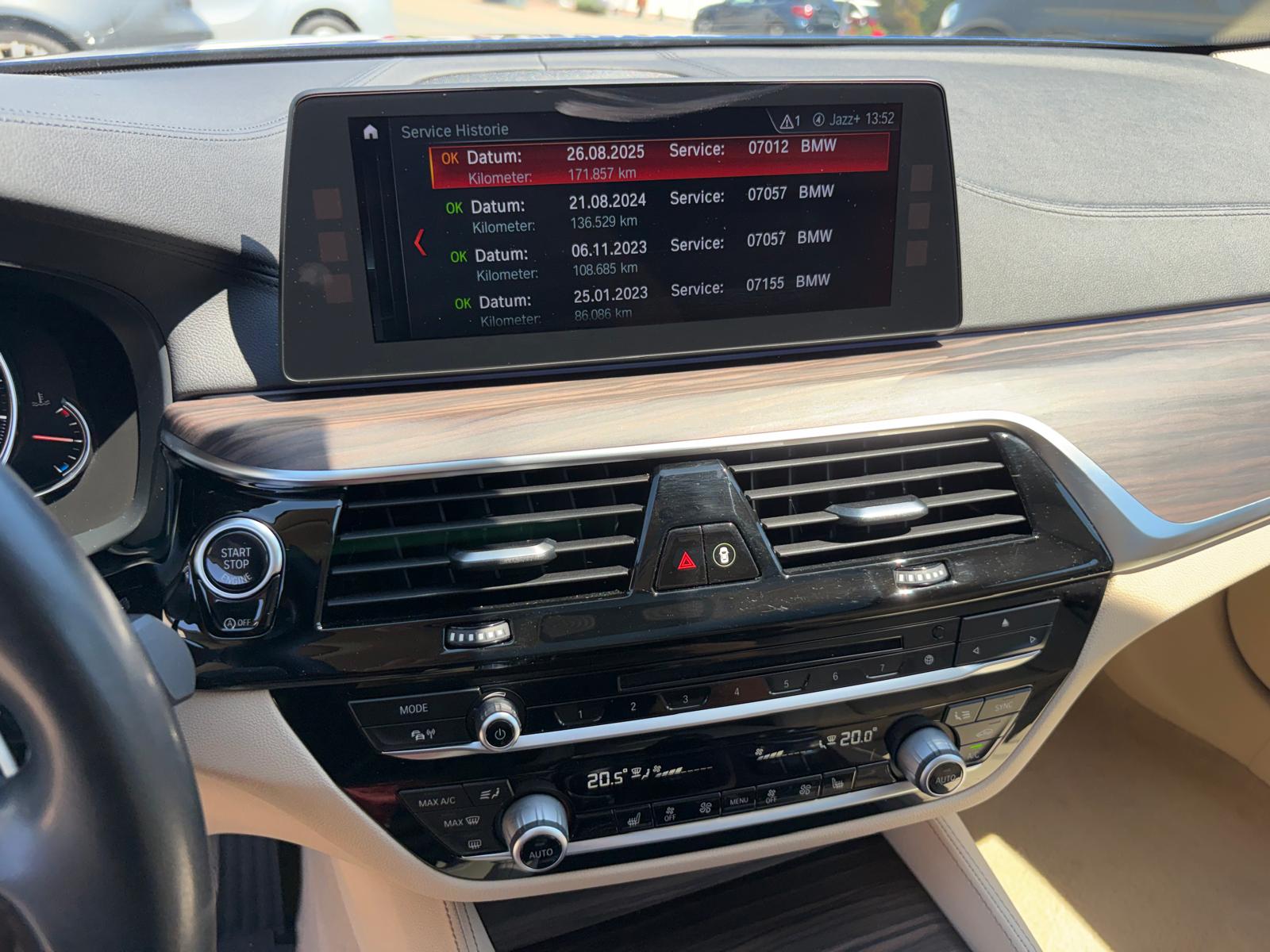 BMW 520d xDrive Touring Luxury Line Steptronic-image-13
