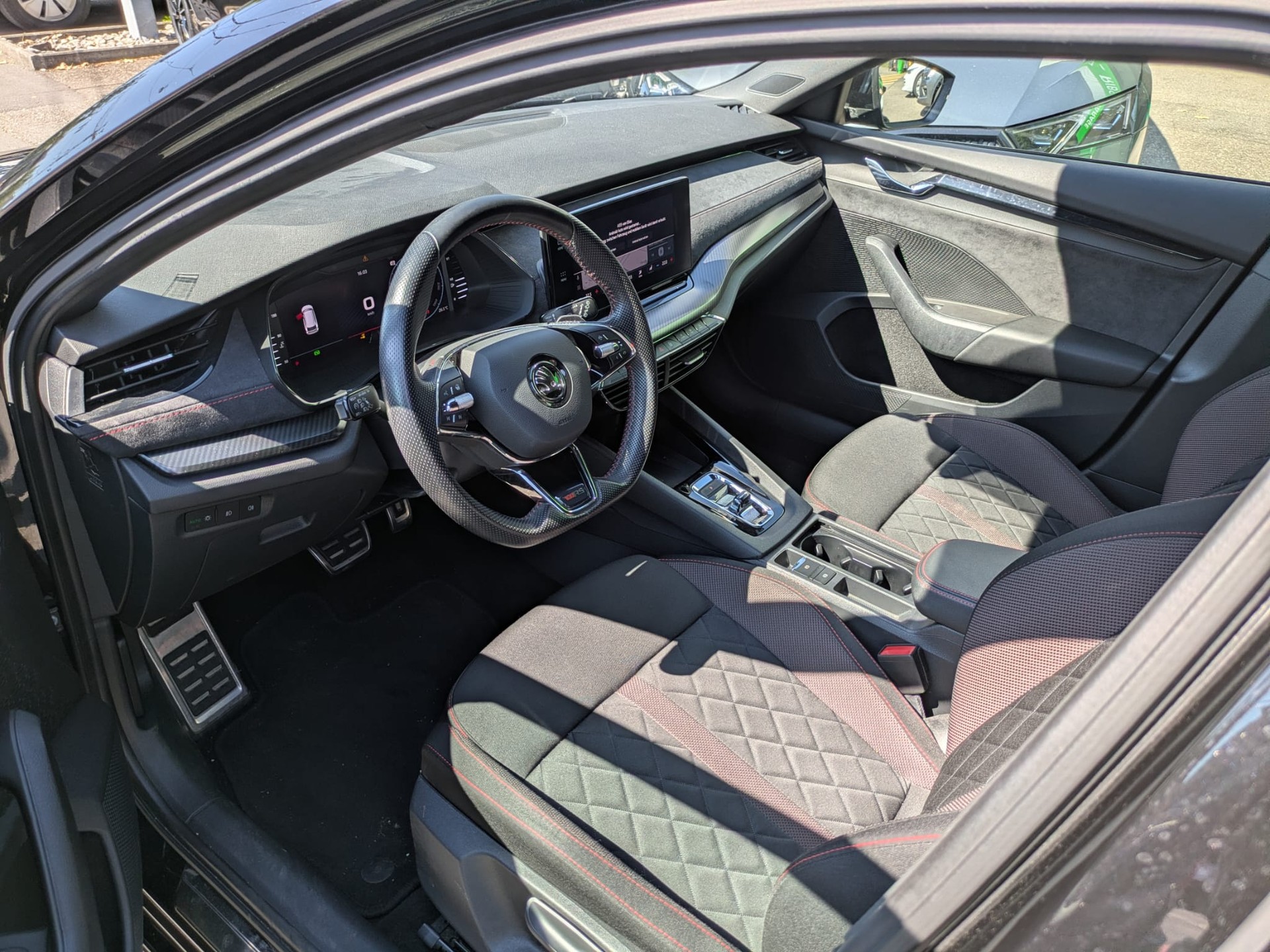SKODA Octavia Combi 2.0 TSI DSG RS-image-13