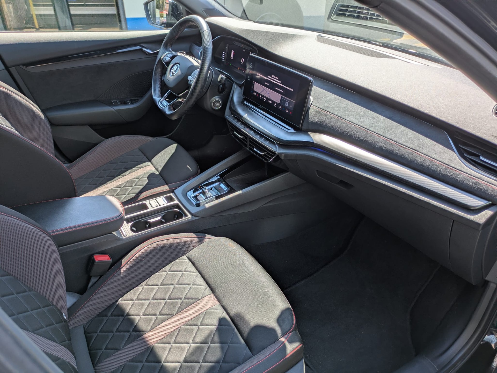 SKODA Octavia Combi 2.0 TSI DSG RS-image-12