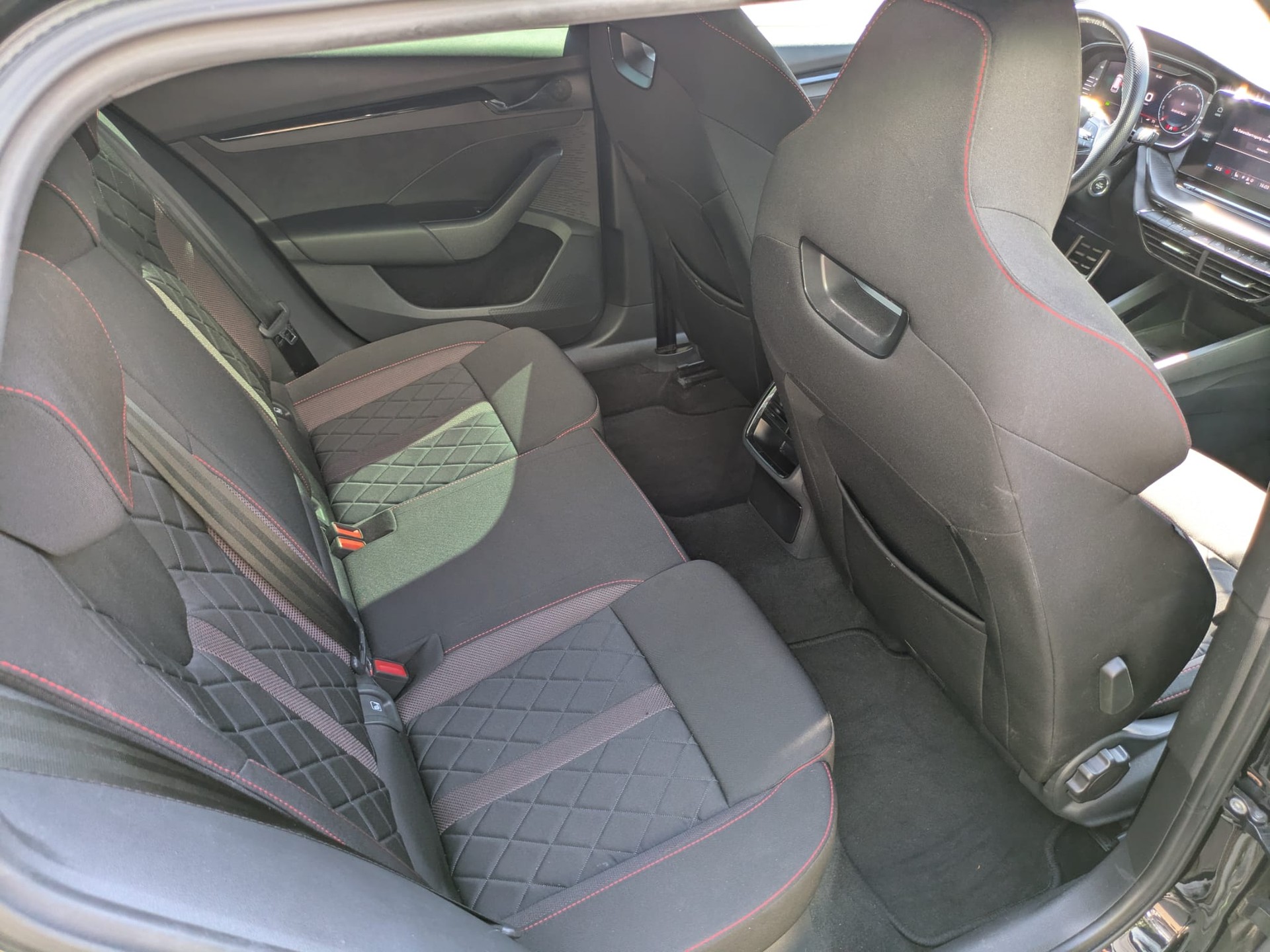 SKODA Octavia Combi 2.0 TSI DSG RS-image-10