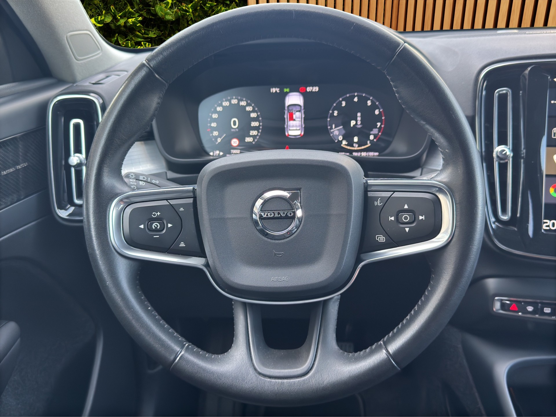 VOLVO XC40 2.0 B4 MH Momentum AWD-image-10
