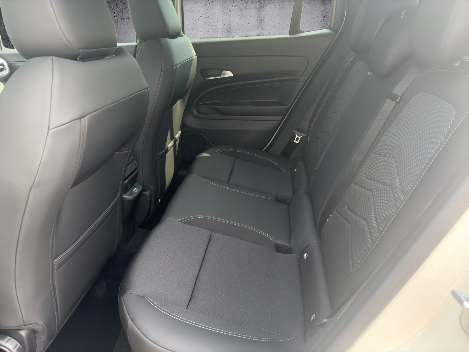 JEEP Avenger 1.2 Turbo MHEV Black Edition-image-8