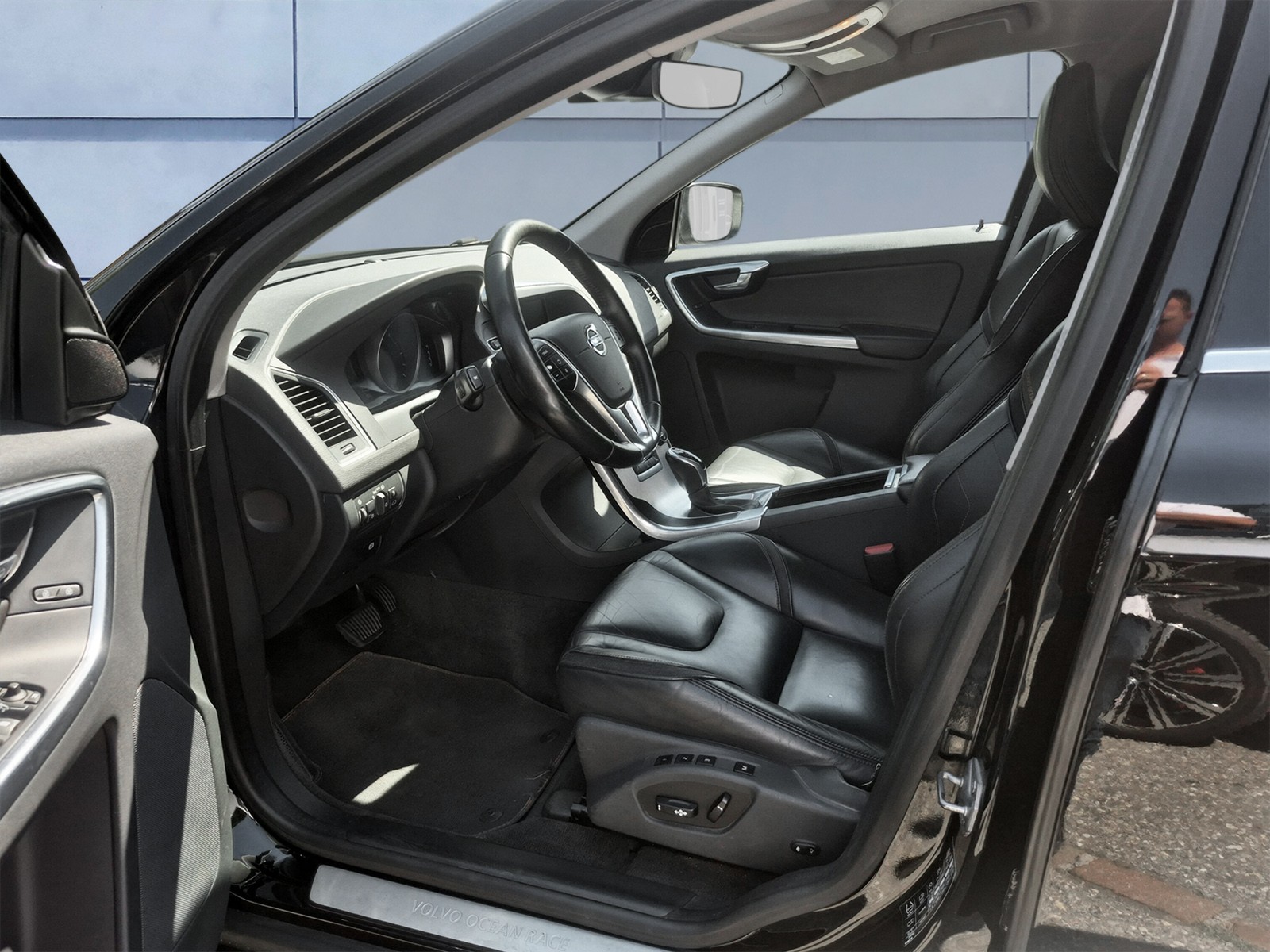 VOLVO XC60 2.4 D4 Ocean Race AWD-image-9