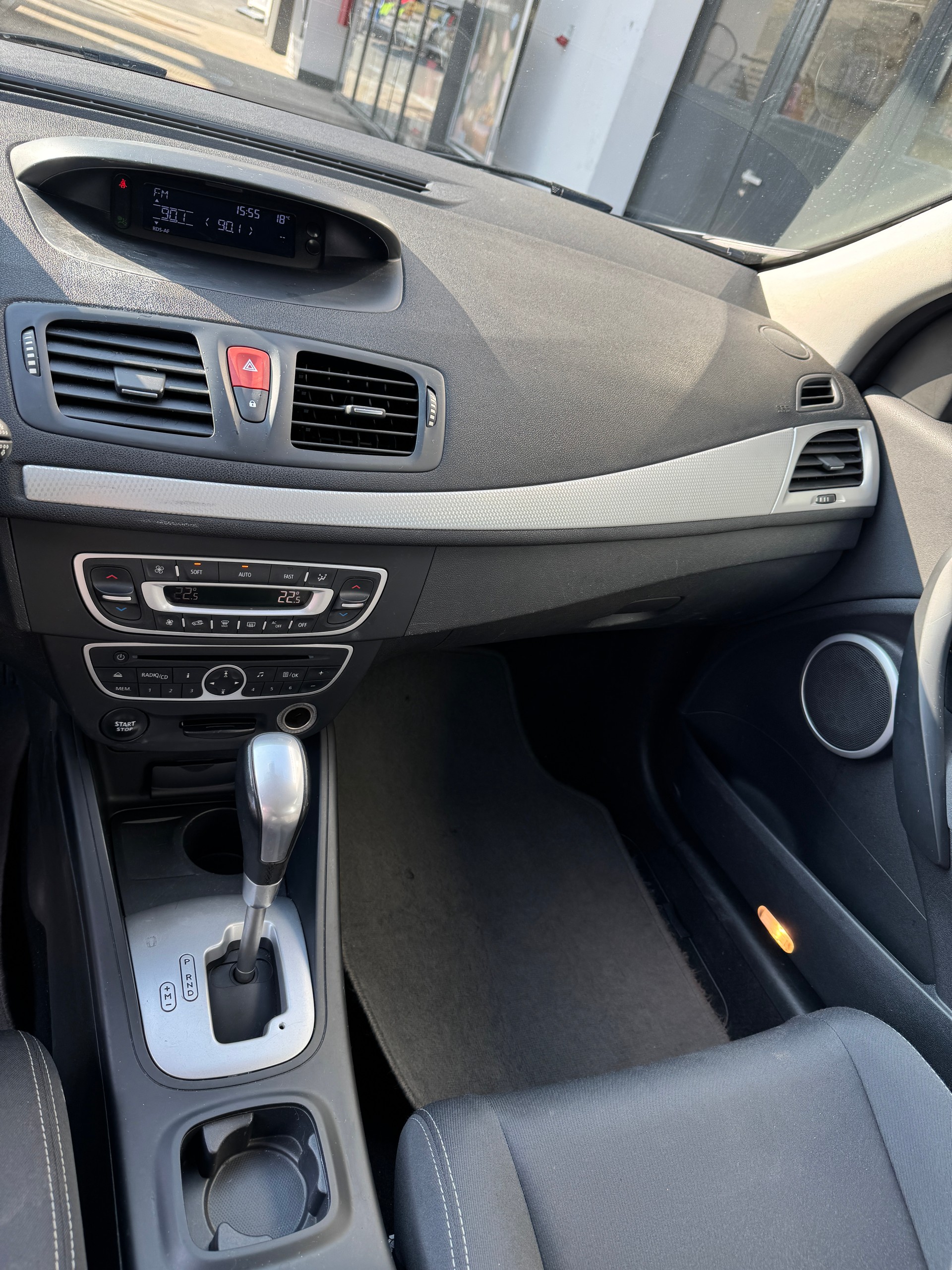 RENAULT Mégane 2.0 16V Dynamique CVT-image-10
