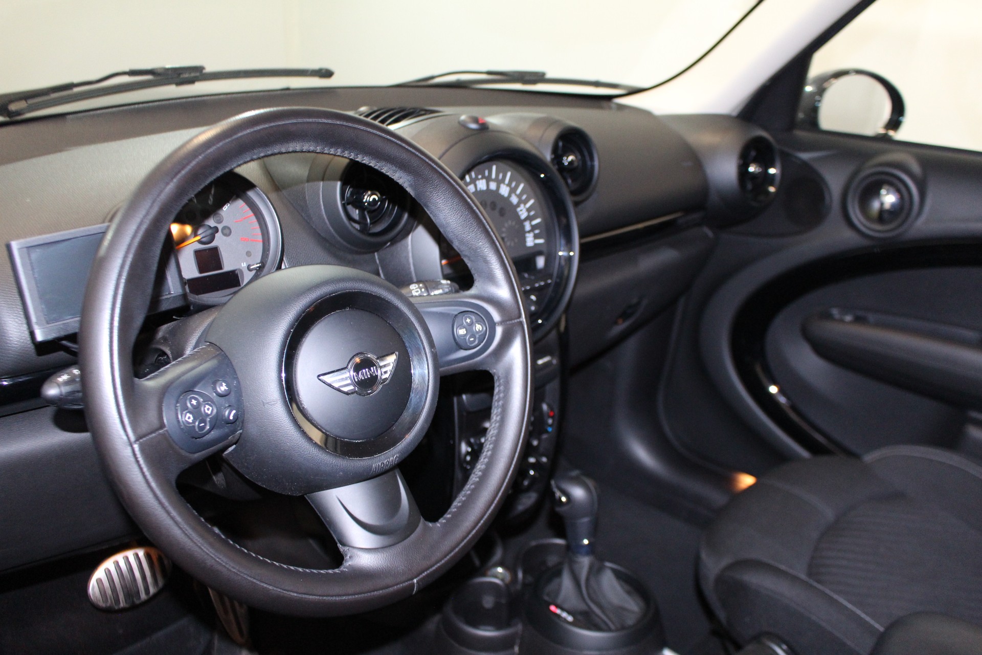 MINI Countryman R60 1.6i Cooper ALL4-image-11