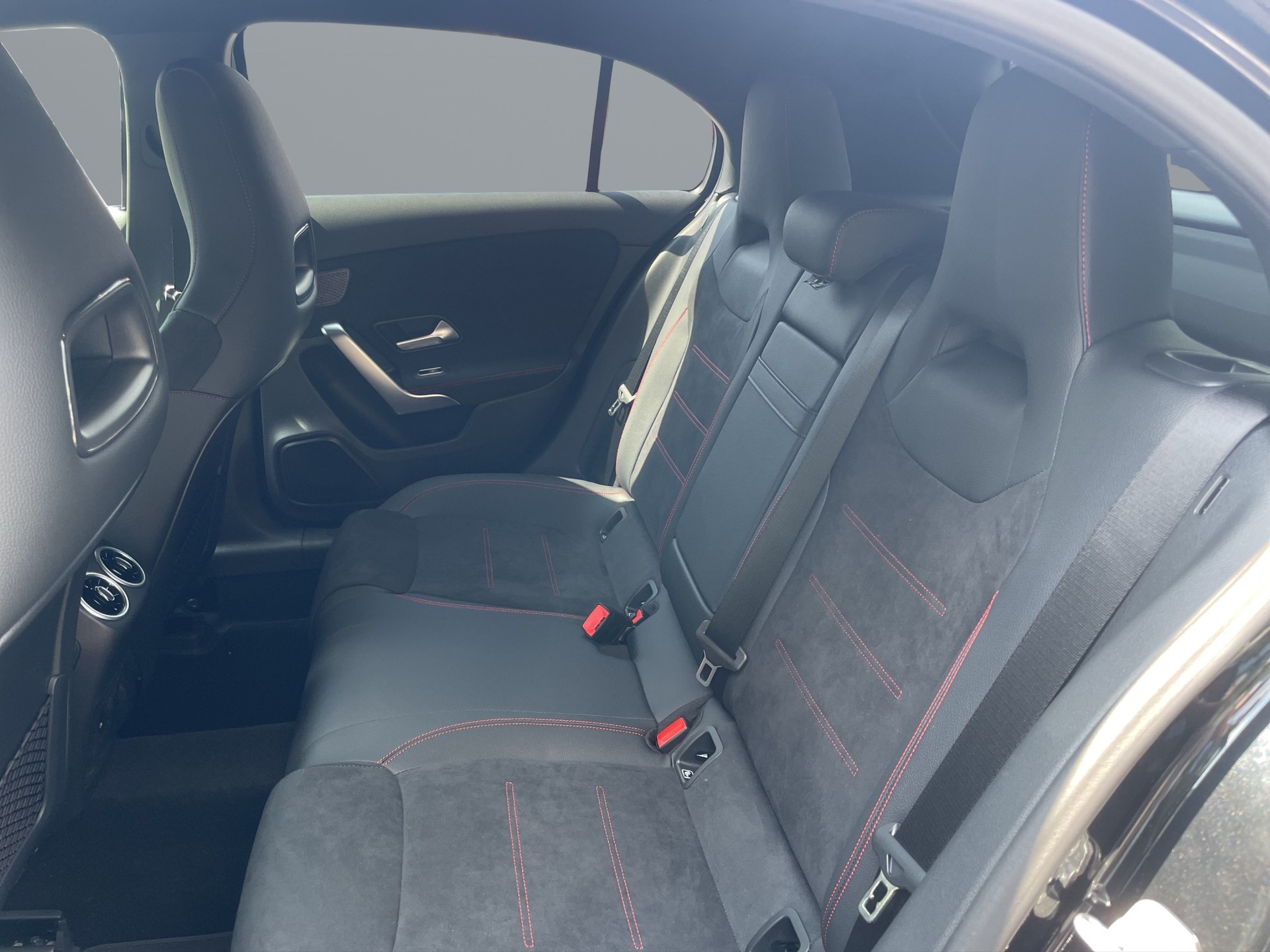 MERCEDES-BENZ A 220 4Matic 8G-DCT-image-10