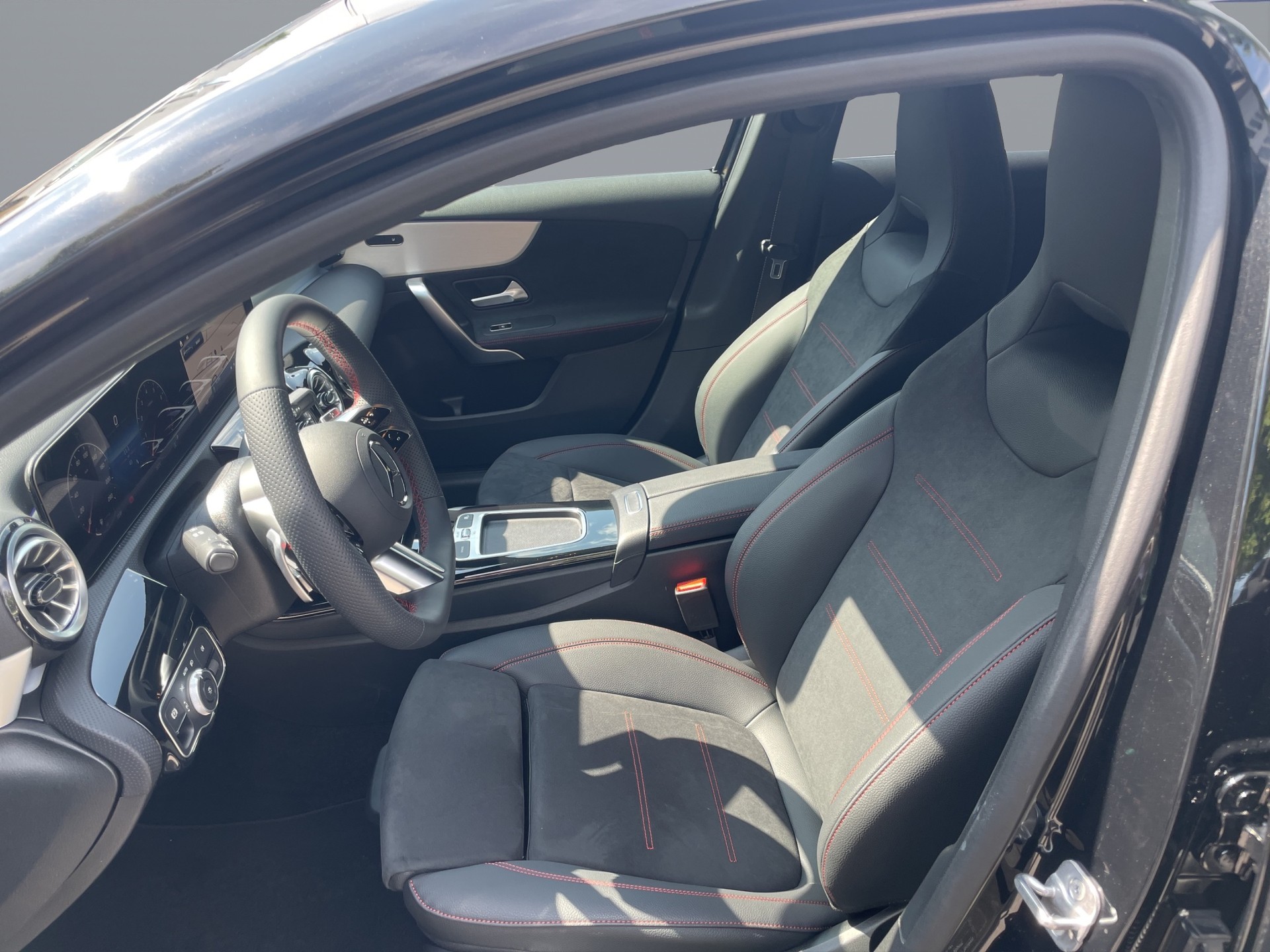 MERCEDES-BENZ A 220 4Matic 8G-DCT-image-6