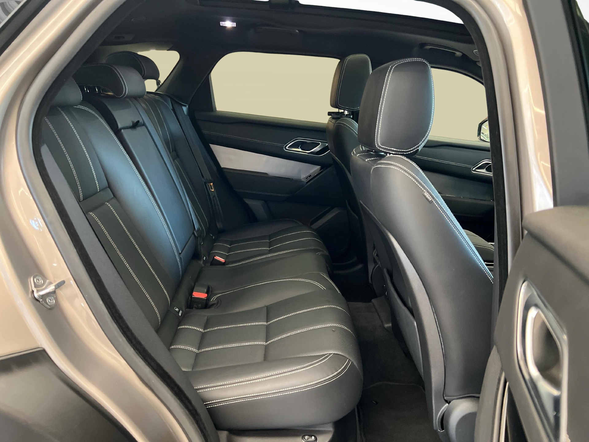 LAND ROVER Range Rover Velar 2.0 P400e R-Dynamic SE-image-10