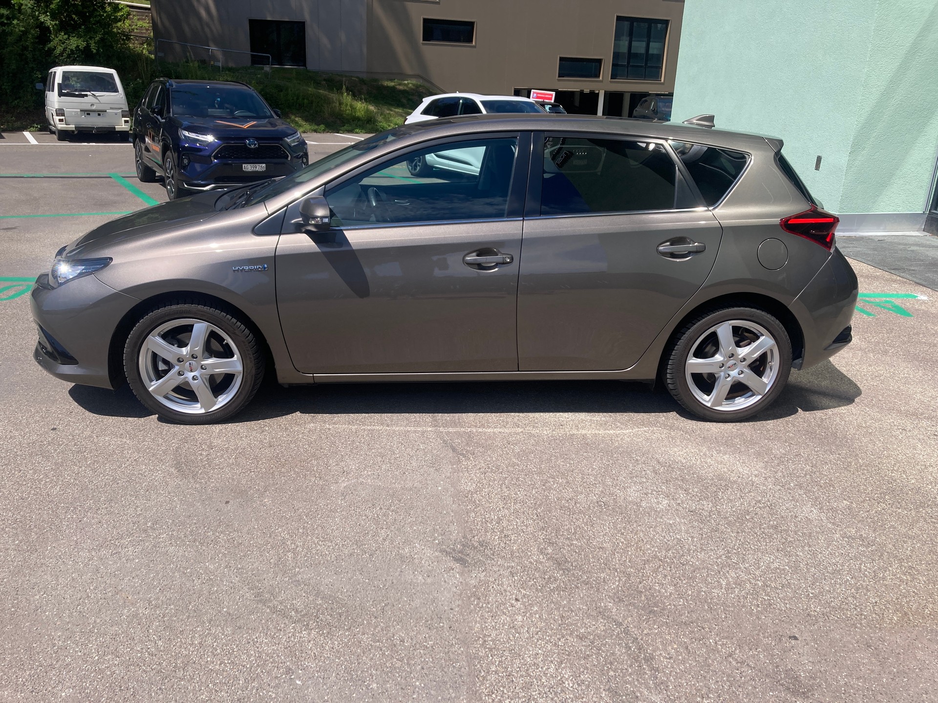 TOYOTA Auris 1.8 HSD Trend e-CVT-image-3