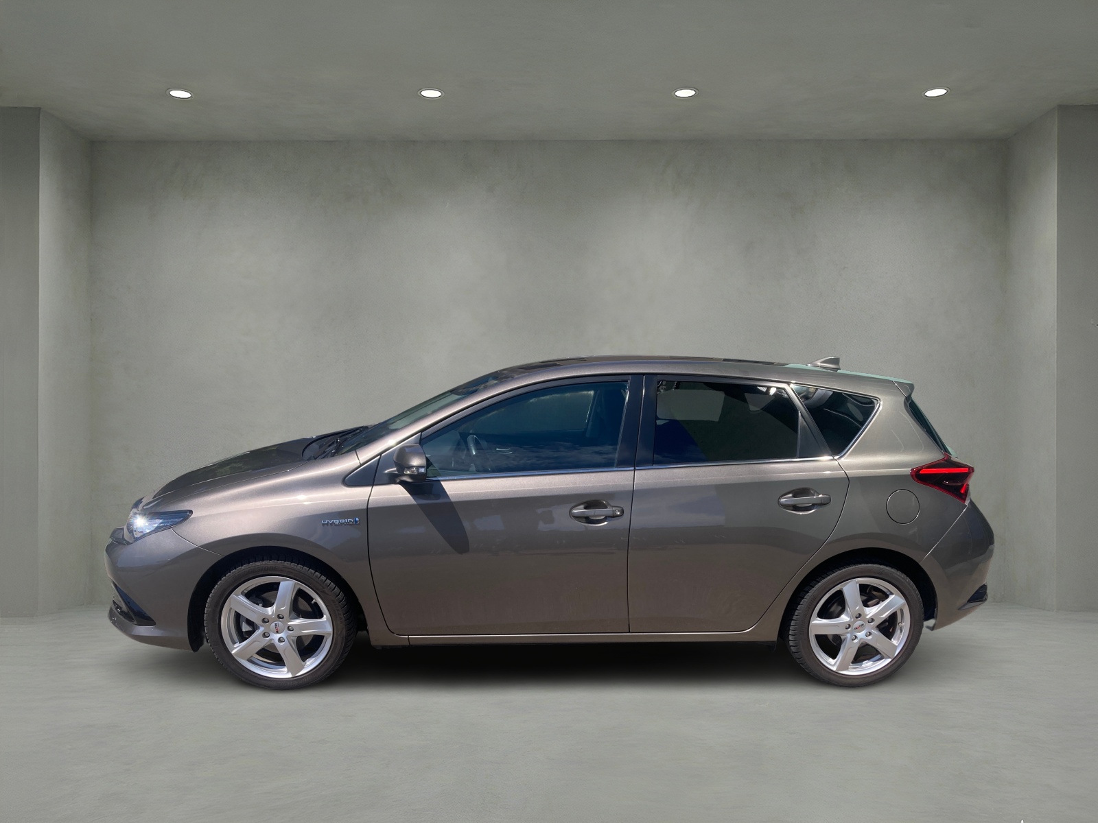 TOYOTA Auris 1.8 HSD Trend e-CVT-image-2