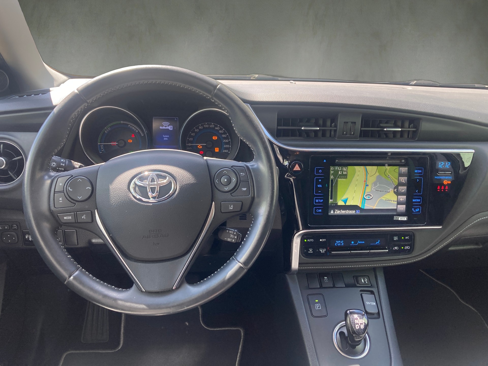 TOYOTA Auris 1.8 HSD Trend e-CVT-image-15