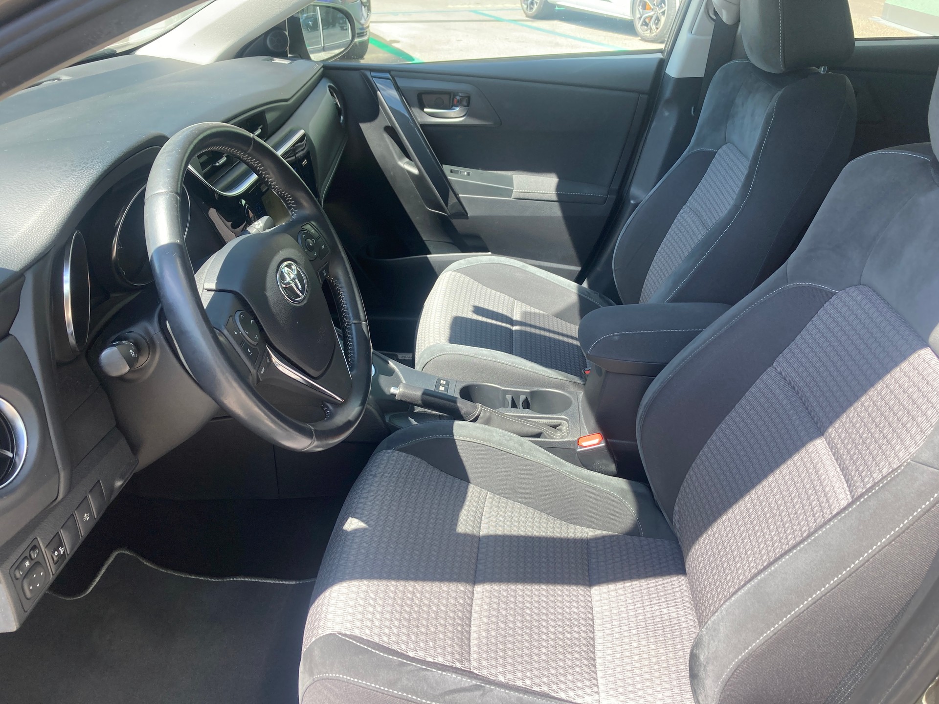 TOYOTA Auris 1.8 HSD Trend e-CVT-image-9
