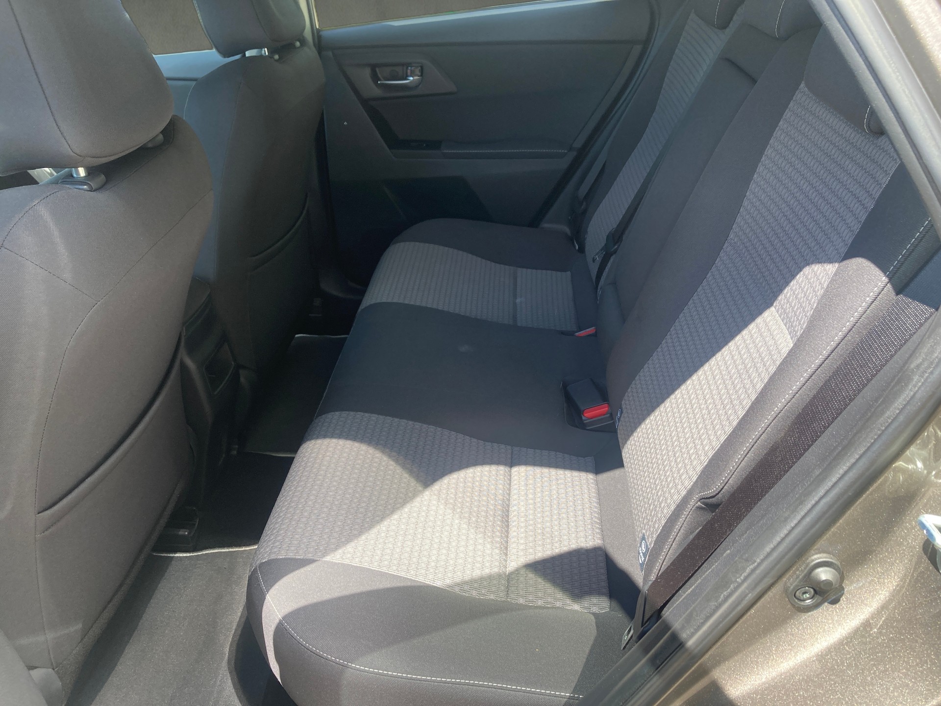 TOYOTA Auris 1.8 HSD Trend e-CVT-image-9