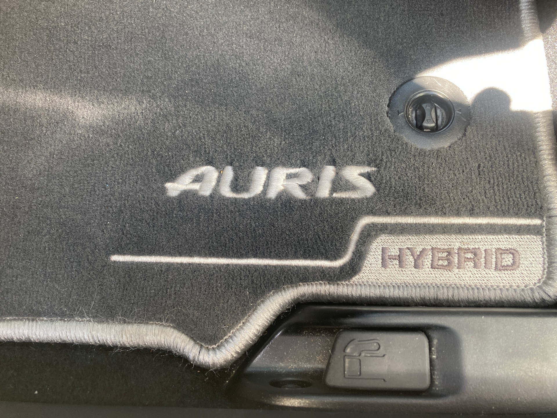 TOYOTA Auris 1.8 HSD Trend e-CVT-image-14