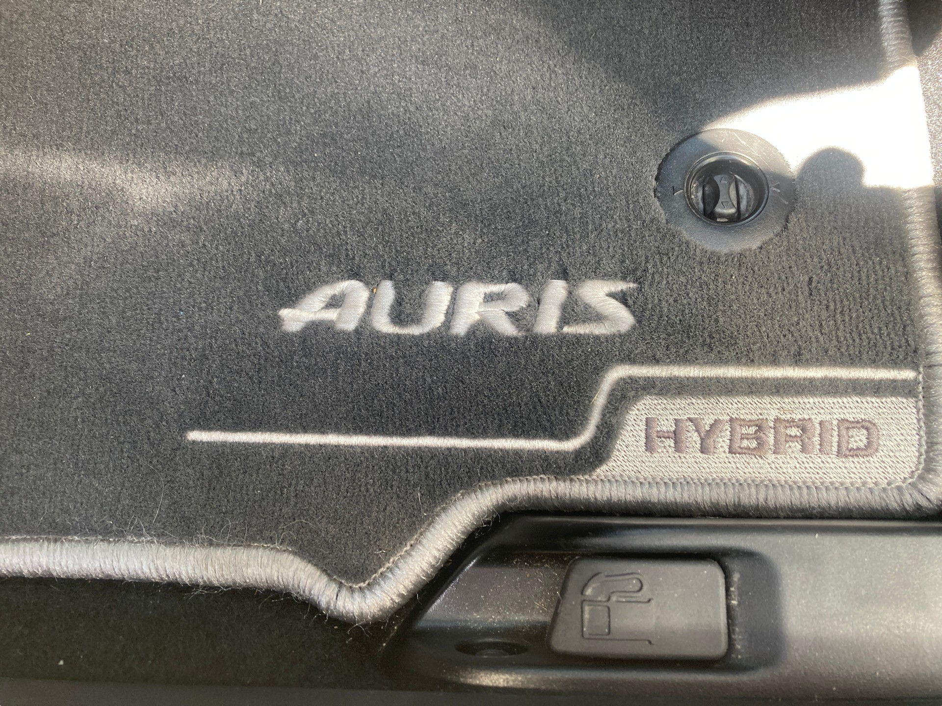 TOYOTA Auris 1.8 HSD Trend e-CVT-image-13
