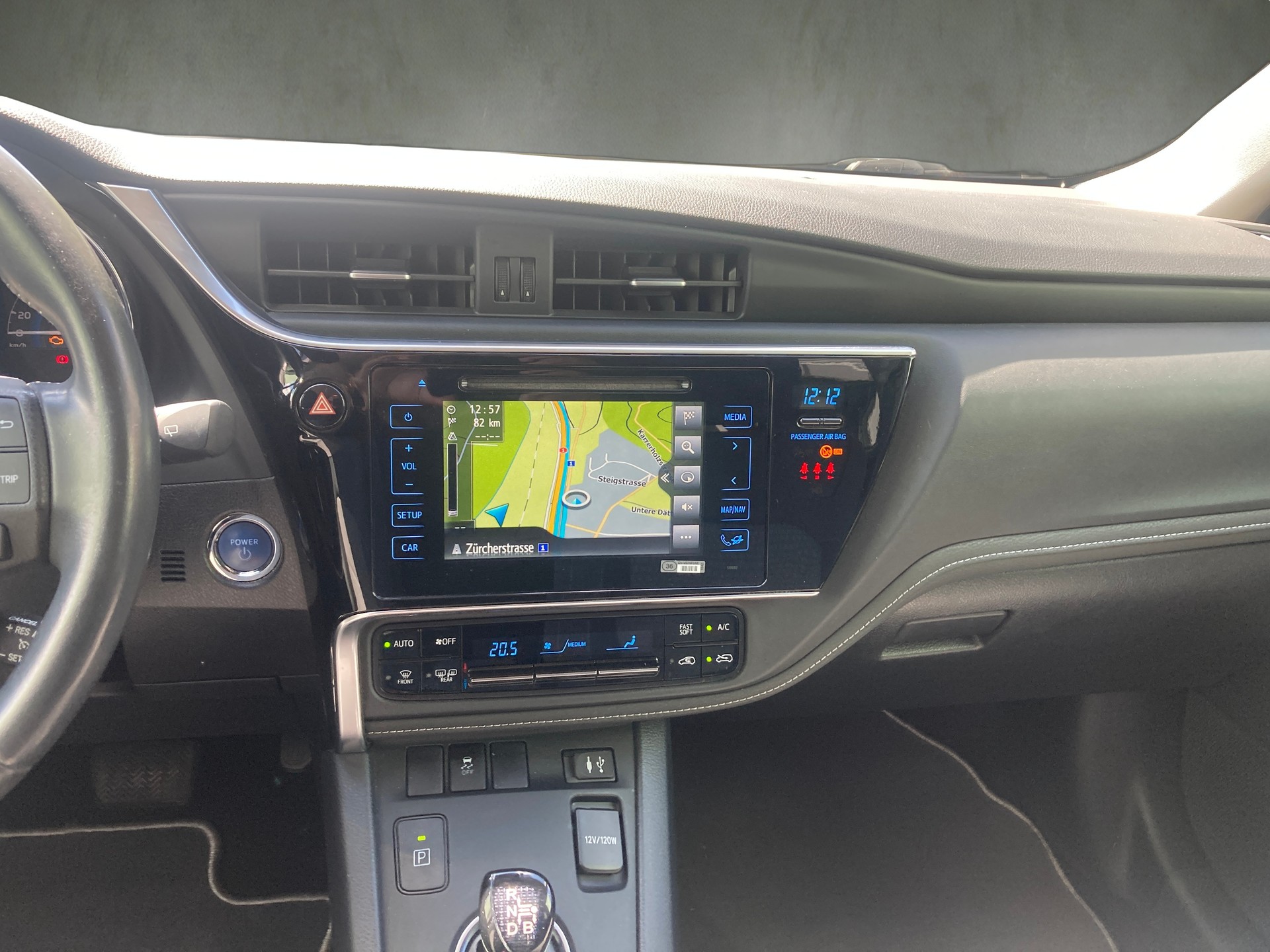 TOYOTA Auris 1.8 HSD Trend e-CVT-image-16