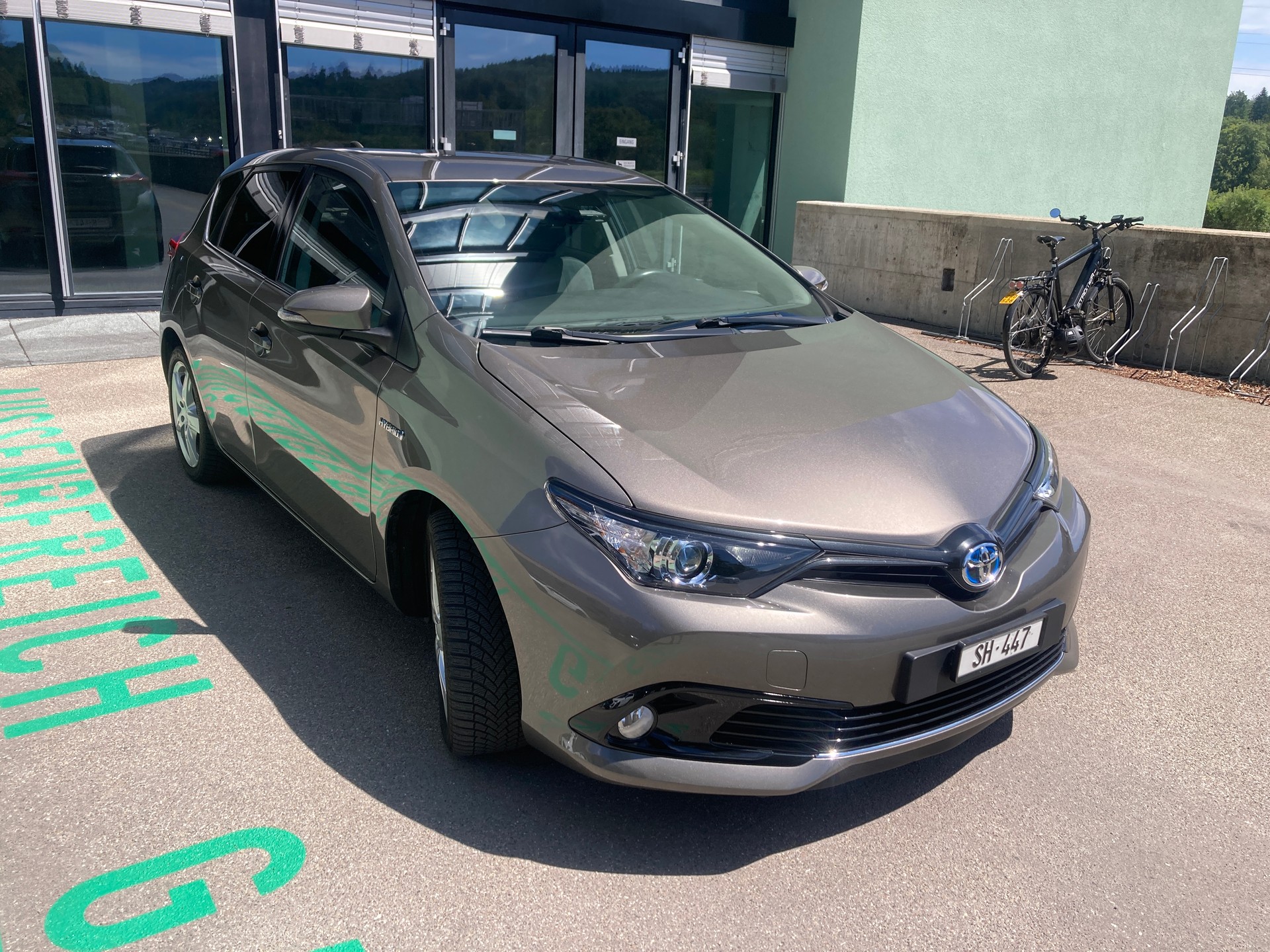 TOYOTA Auris 1.8 HSD Trend e-CVT-image-0