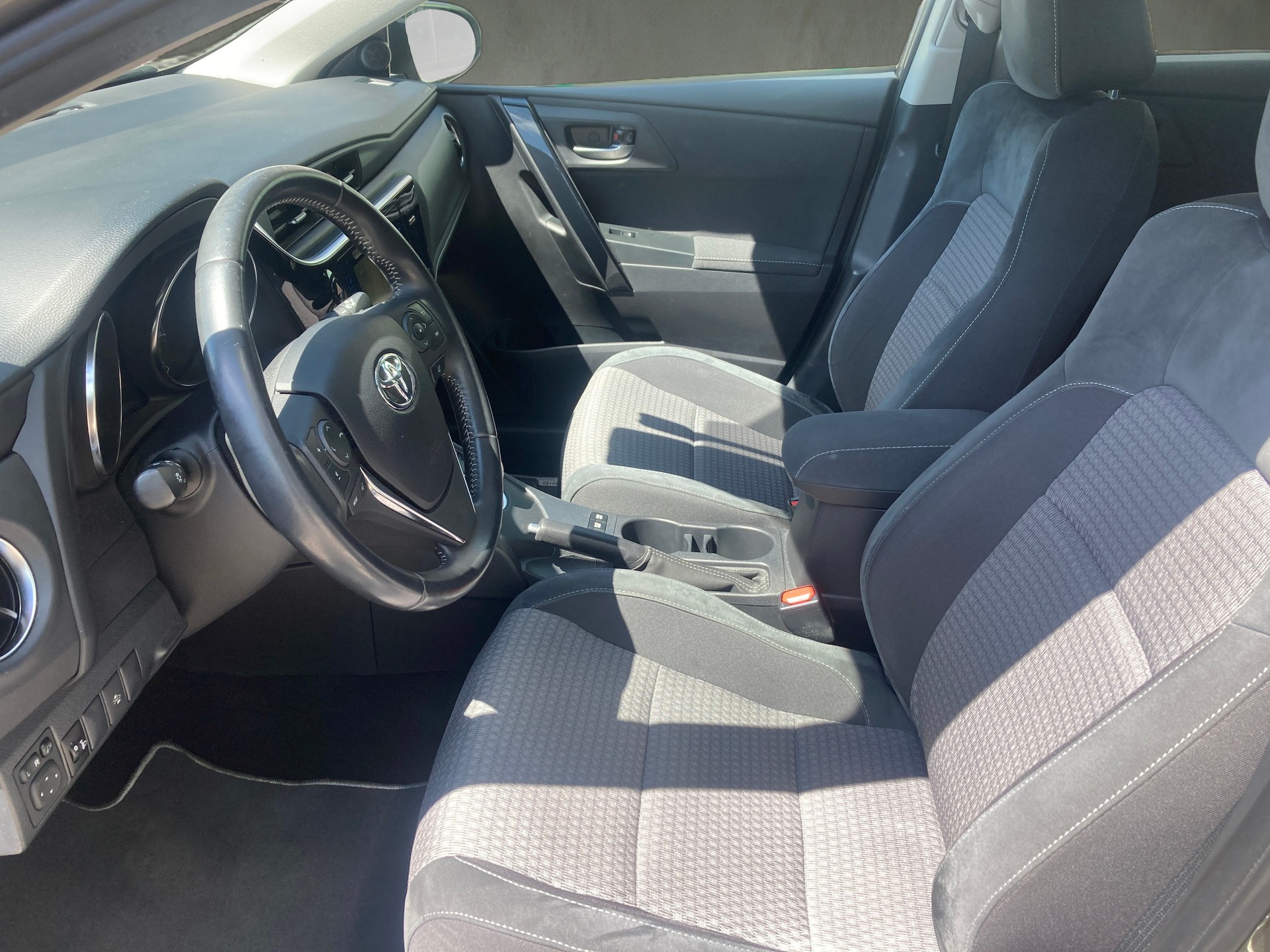 TOYOTA Auris 1.8 HSD Trend e-CVT-image-8
