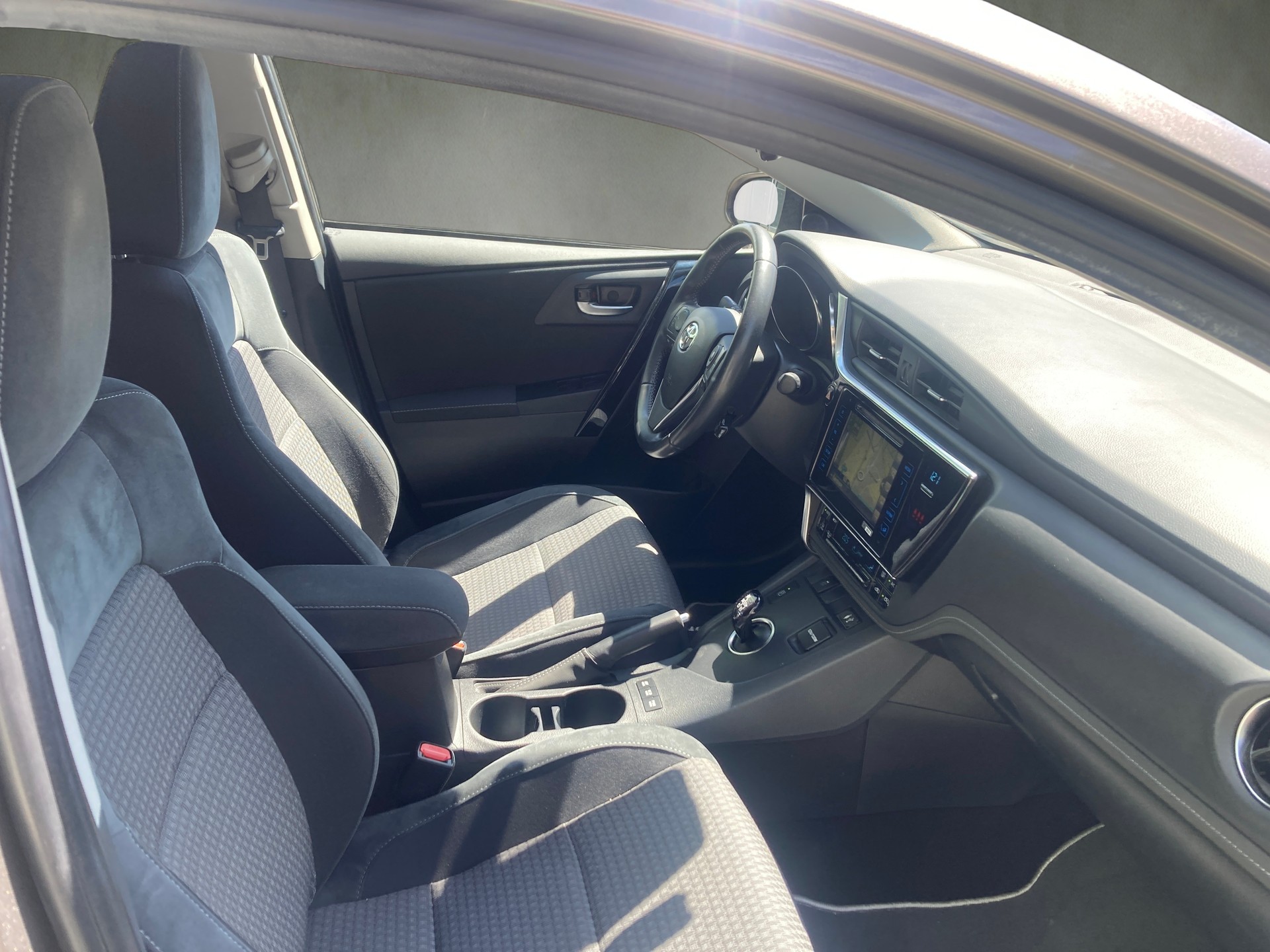 TOYOTA Auris 1.8 HSD Trend e-CVT-image-11