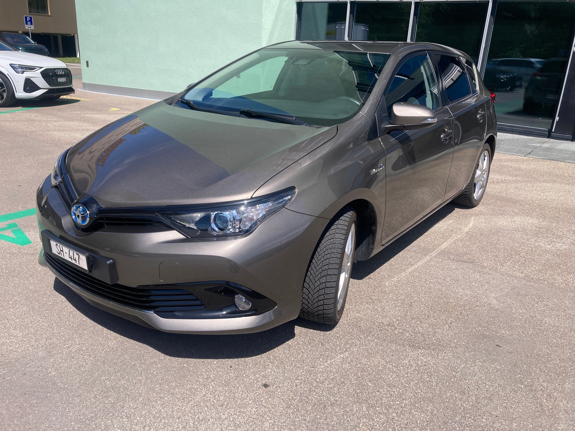 TOYOTA Auris 1.8 HSD Trend e-CVT-image-2