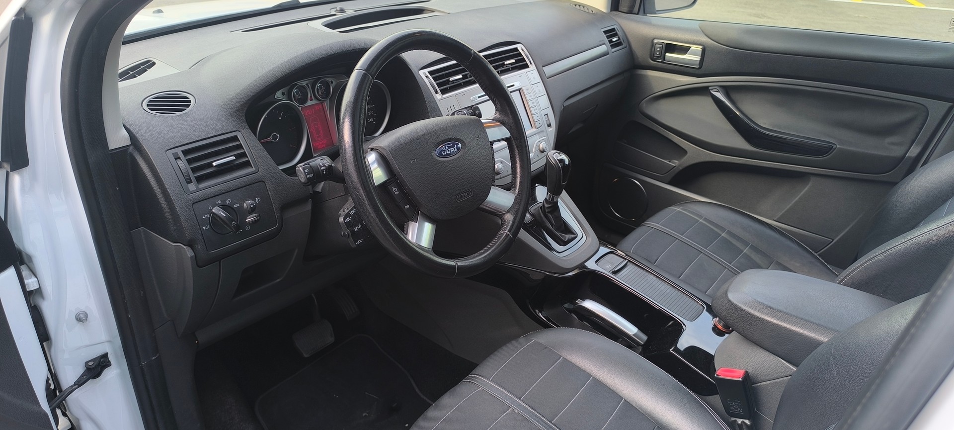 FORD Kuga 2.0 TDCi Titanium 4WD PowerShift-image-13