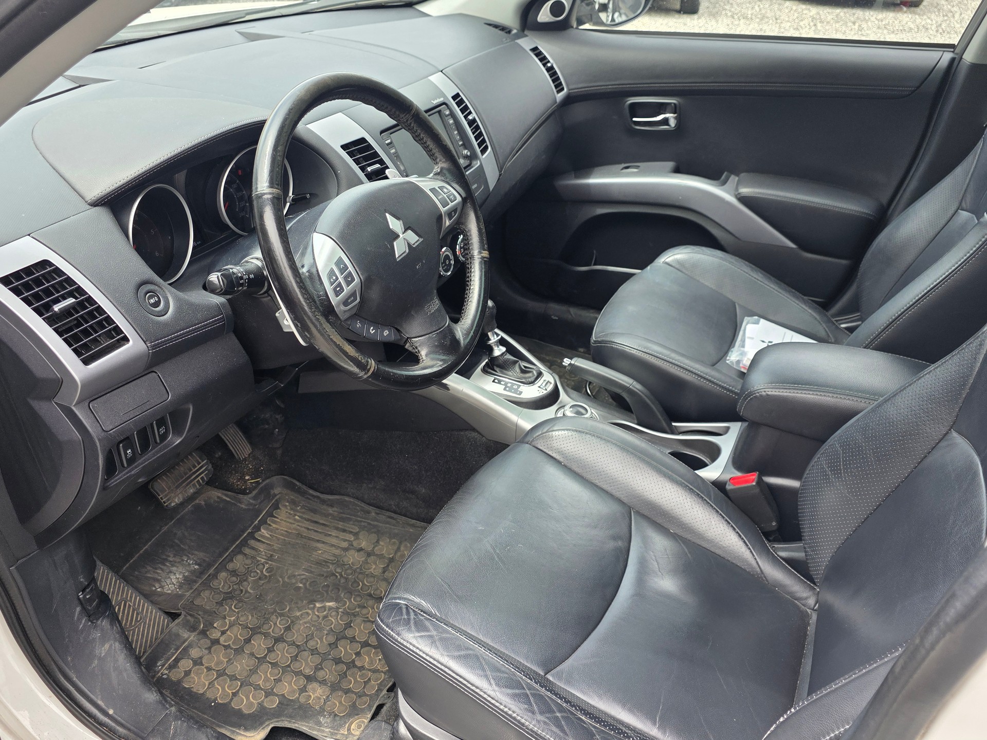 MITSUBISHI Outlander 2.2 DID Navigator 4WD TC-SST-image-6