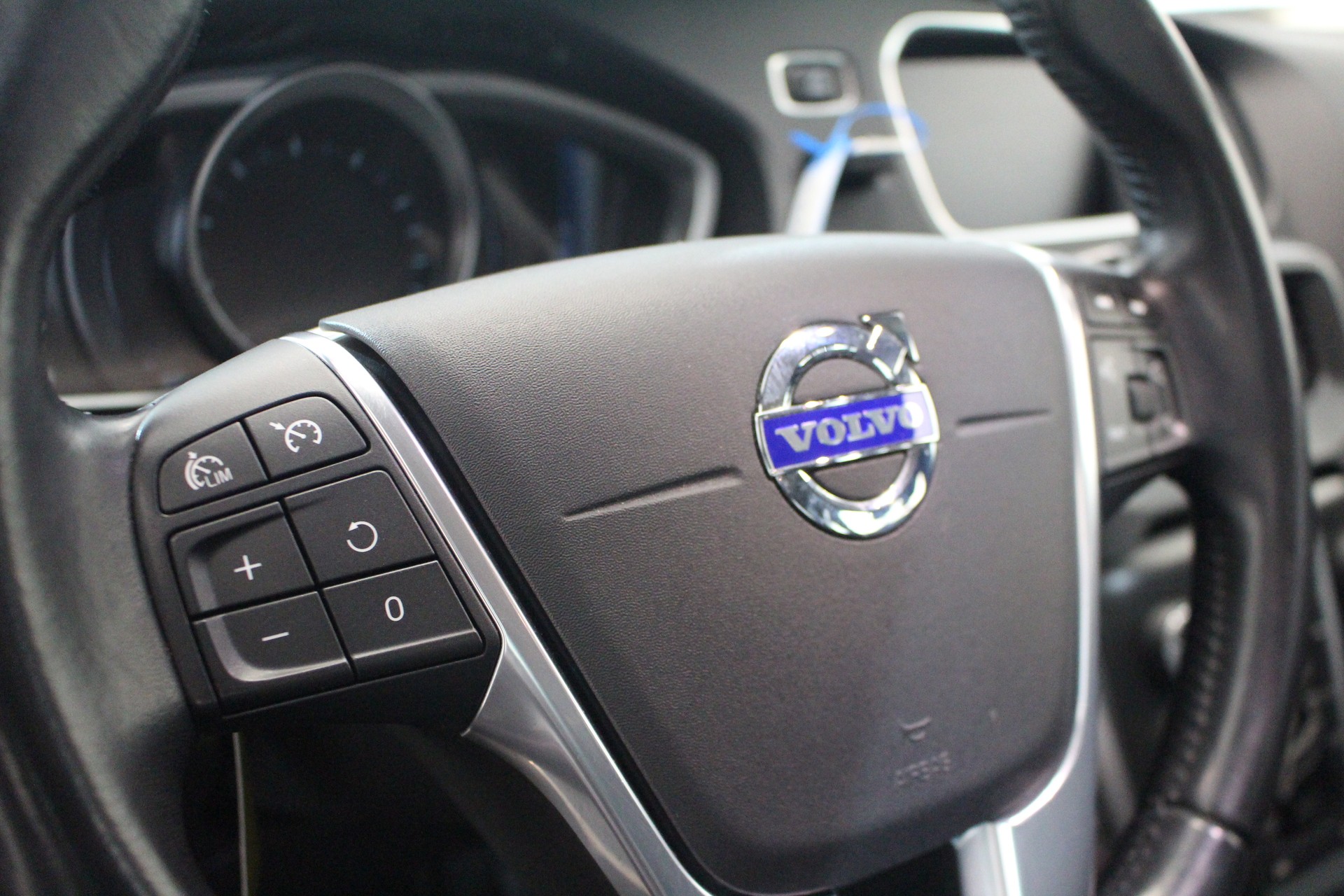VOLVO V40 1.6 T4 Momentum S/S-image-13