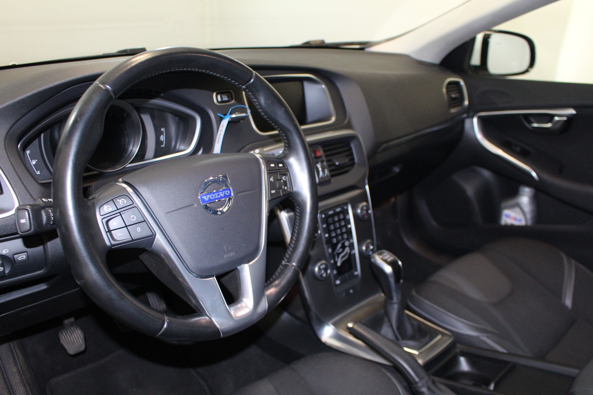 VOLVO V40 1.6 T4 Momentum S/S-image-11