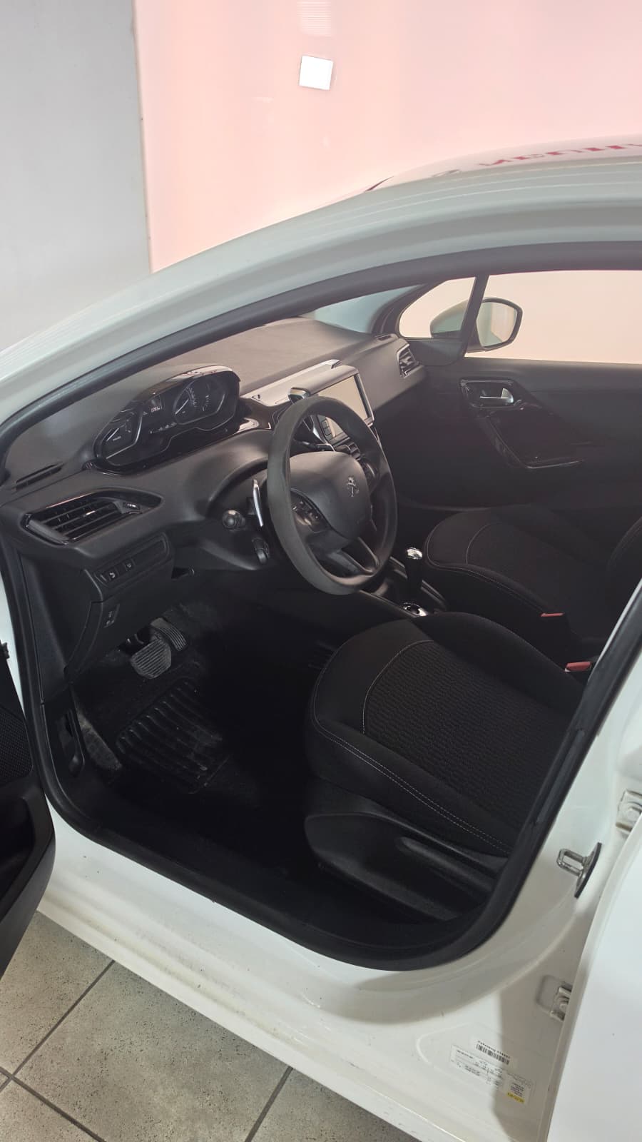 PEUGEOT 208 1.2 PureTech Style ETG5, Schweizer Fahrzeug, Frisch ab MFK und Frisch ab Service inkl neuem Zahnriemen-image-9