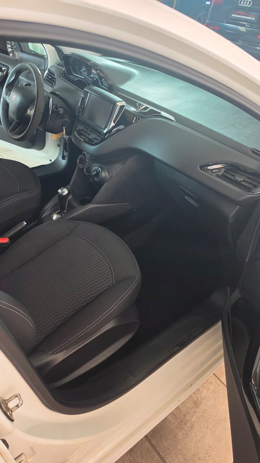 PEUGEOT 208 1.2 PureTech Style ETG5, Schweizer Fahrzeug, Frisch ab MFK und Frisch ab Service inkl neuem Zahnriemen-image-10