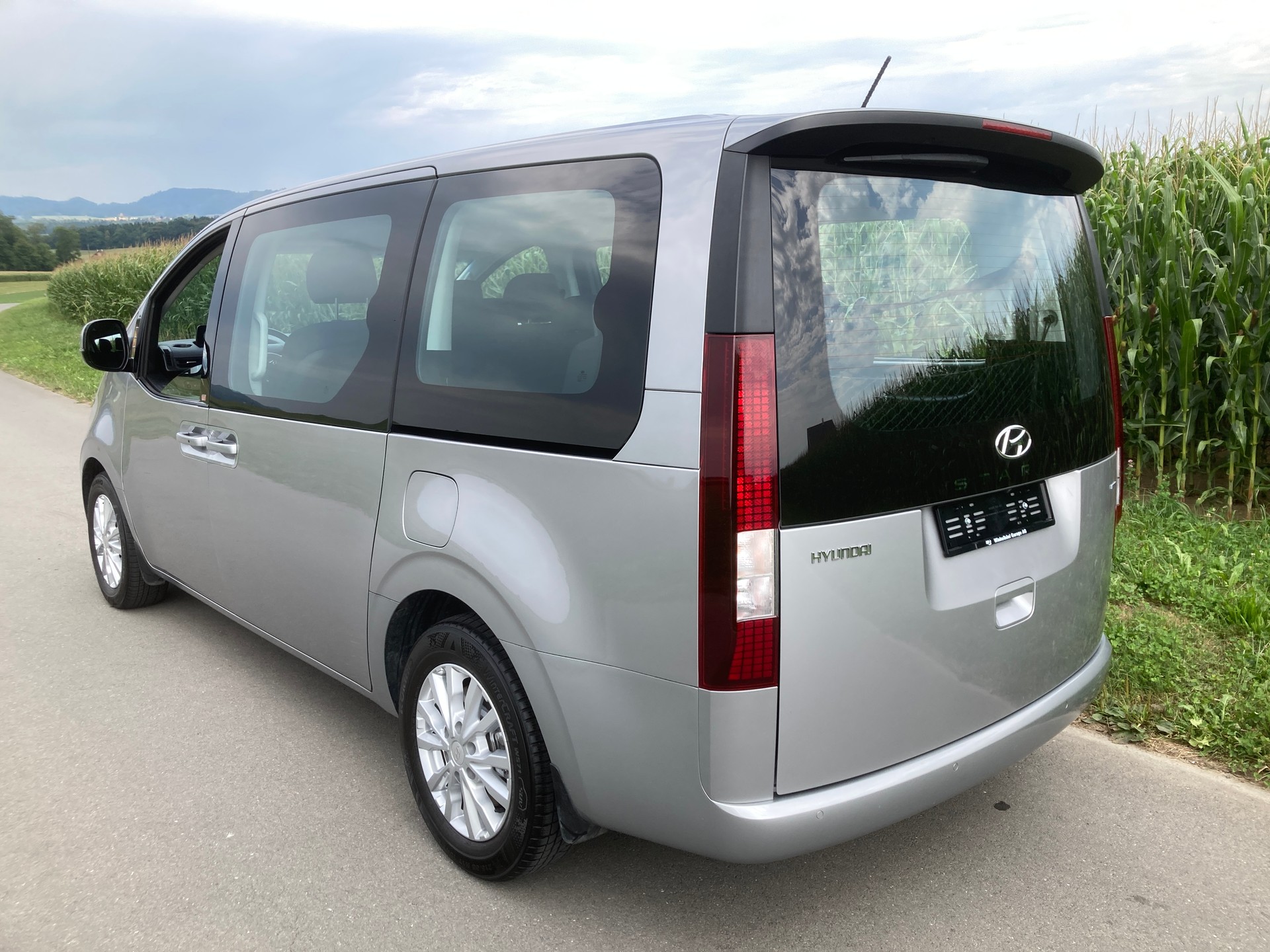 HYUNDAI Staria Premium 2.2 CRDi Amplia 4WD A 9 Sitzer-image-3