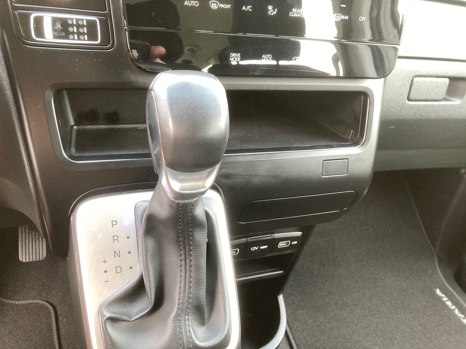 HYUNDAI Staria Premium 2.2 CRDi Amplia 4WD A 9 Sitzer-image-11
