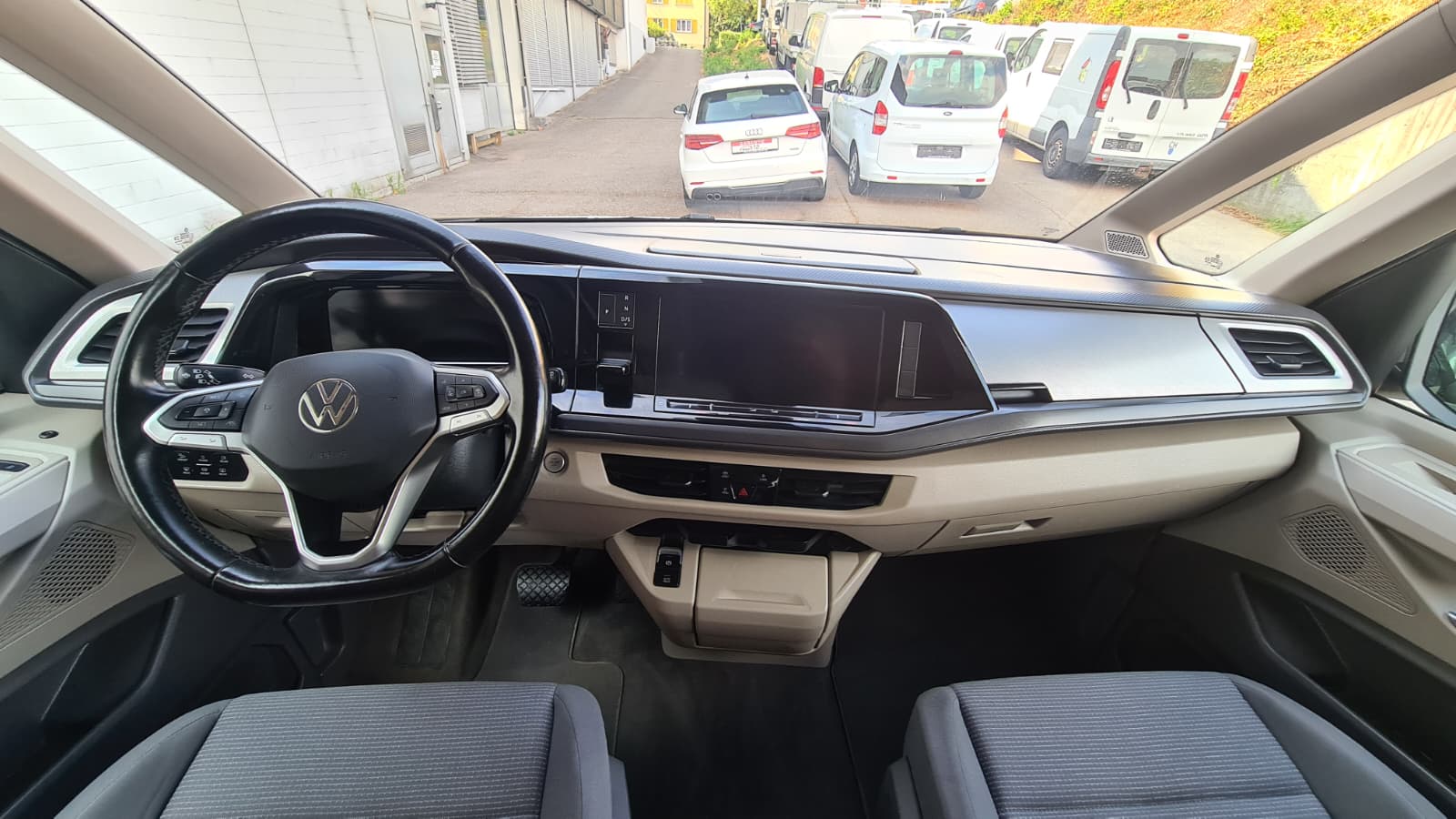 VW Multivan 2.0 TDI Liberty DSG Lang ** 7-Plätzer ** Gr-Navi ** RF-Kamera ** Anh-Kupplung ** Neues Modell 2023 **-image-15
