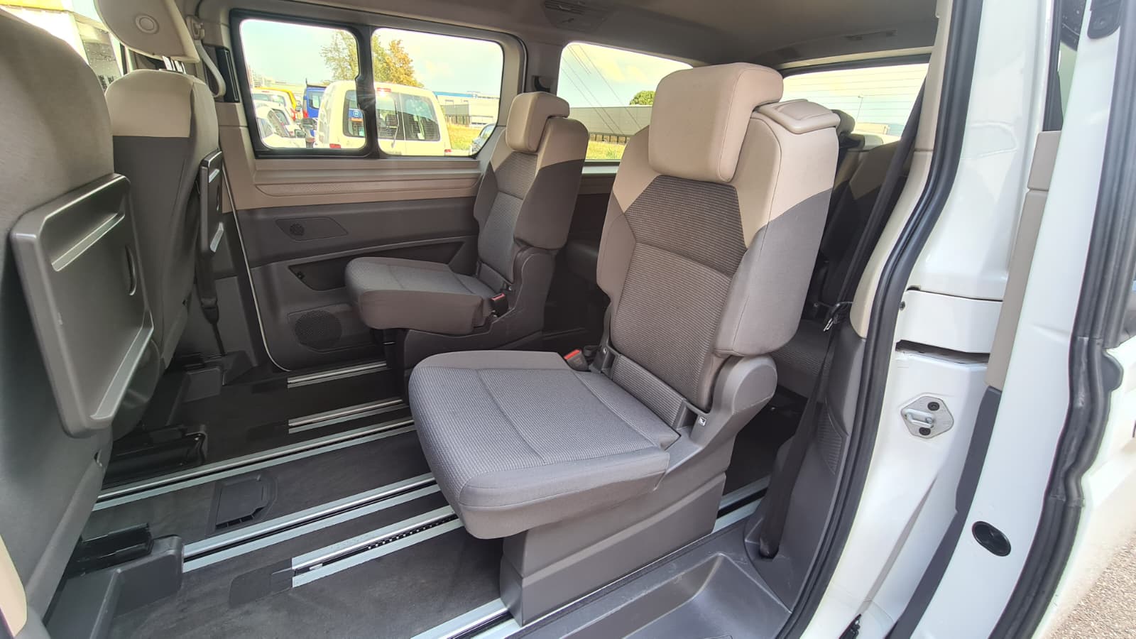 VW Multivan 2.0 TDI Liberty DSG Lang ** 7-Plätzer ** Gr-Navi ** RF-Kamera ** Anh-Kupplung ** Neues Modell 2023 **-image-18