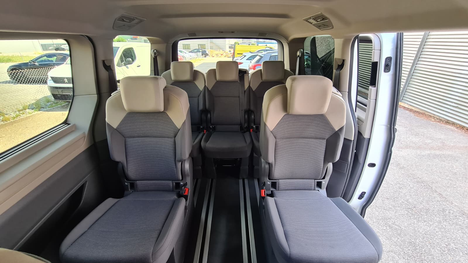 VW Multivan 2.0 TDI Liberty DSG Lang ** 7-Plätzer ** Gr-Navi ** RF-Kamera ** Anh-Kupplung ** Neues Modell 2023 **-image-19