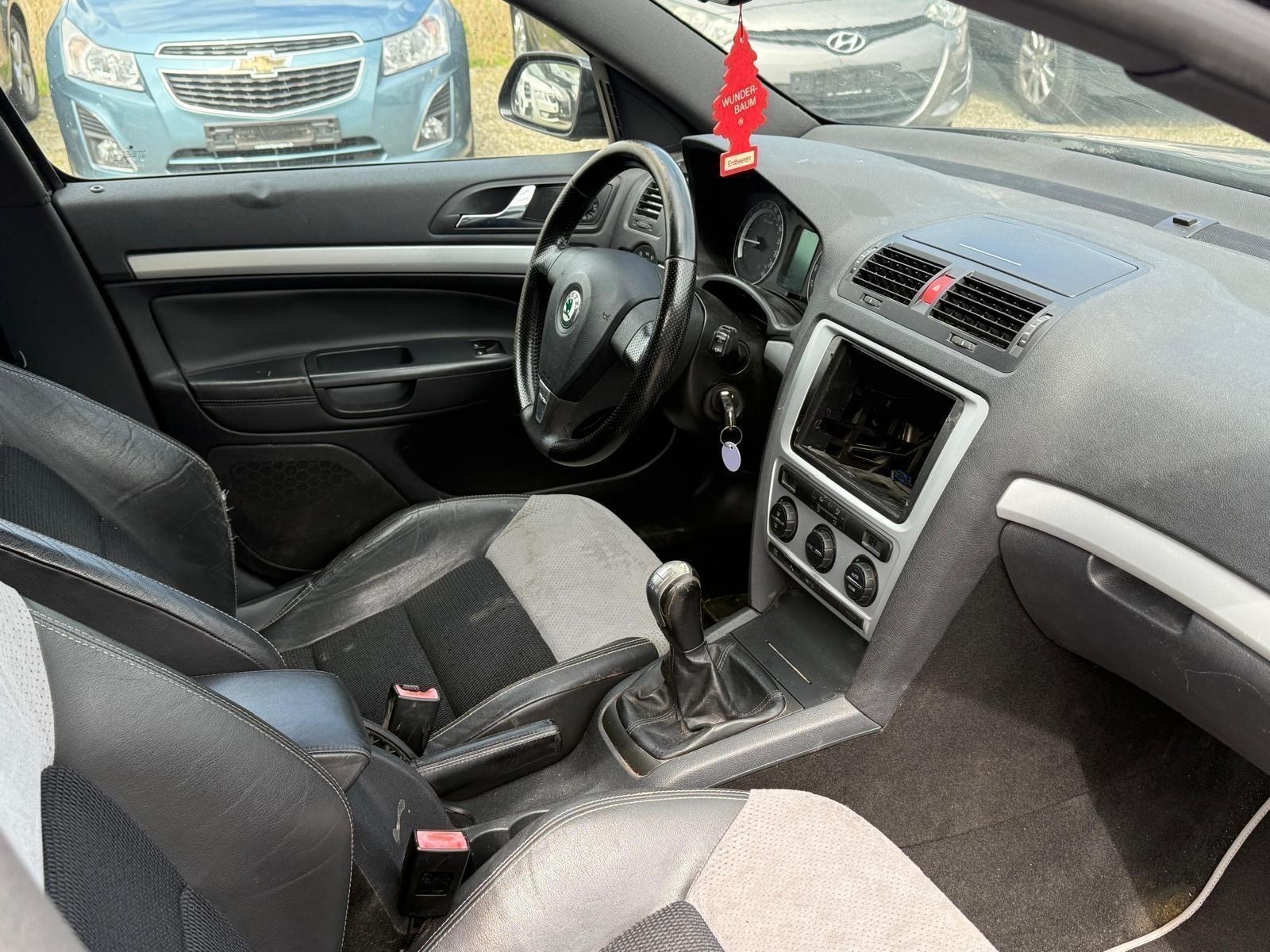 SKODA Octavia 2.0 Turbo FSI RS-image-6