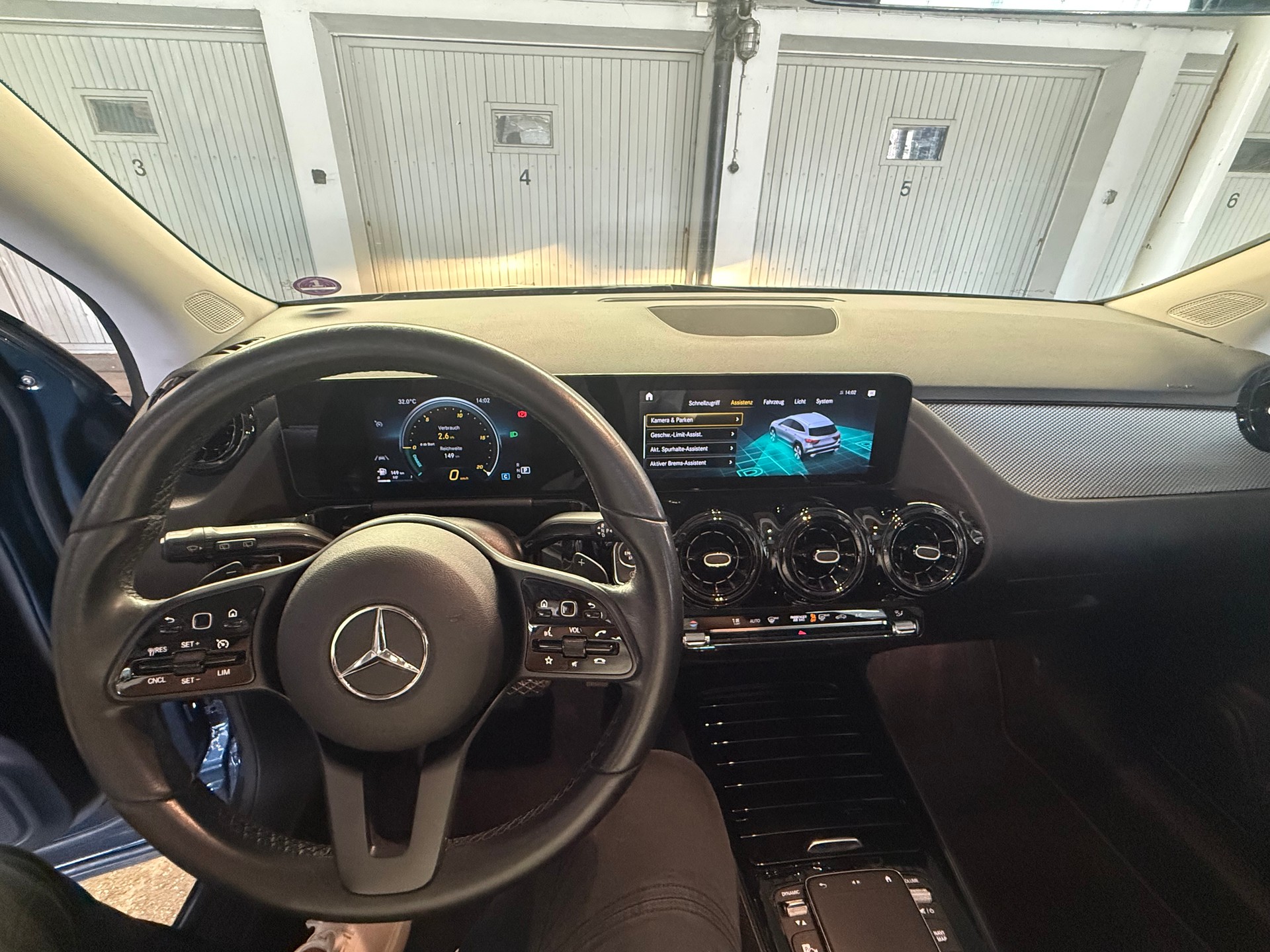 MERCEDES-BENZ GLA 200 Progressive 7G-DCT-image-11