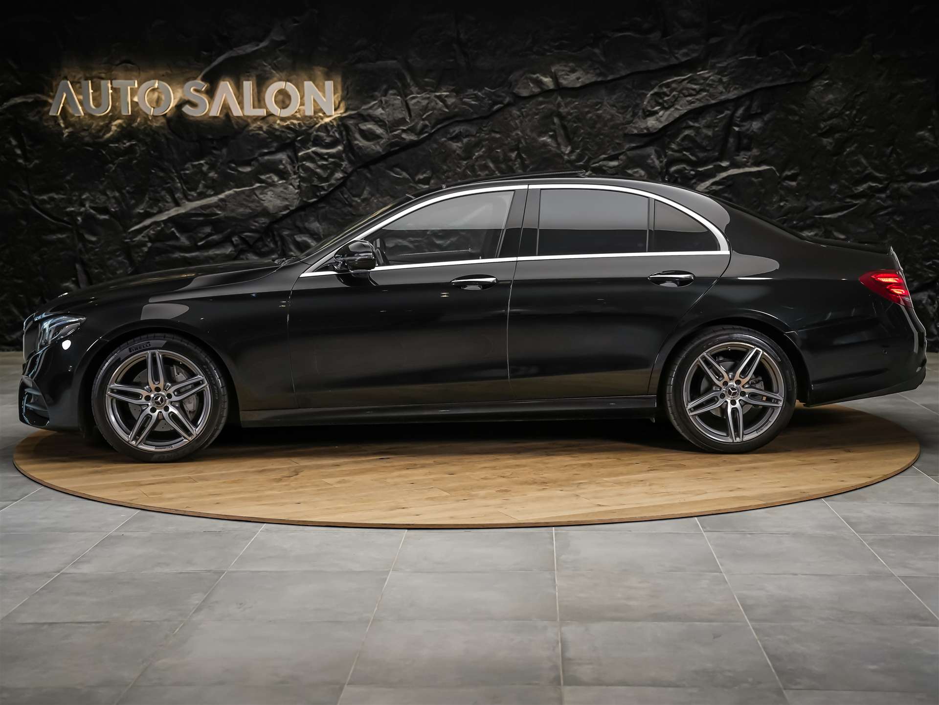 MERCEDES-BENZ E 220 d AMG Line 9G-Tronic *CH-Fahrzeug*Panorama*Head-Up*360°*-image-1