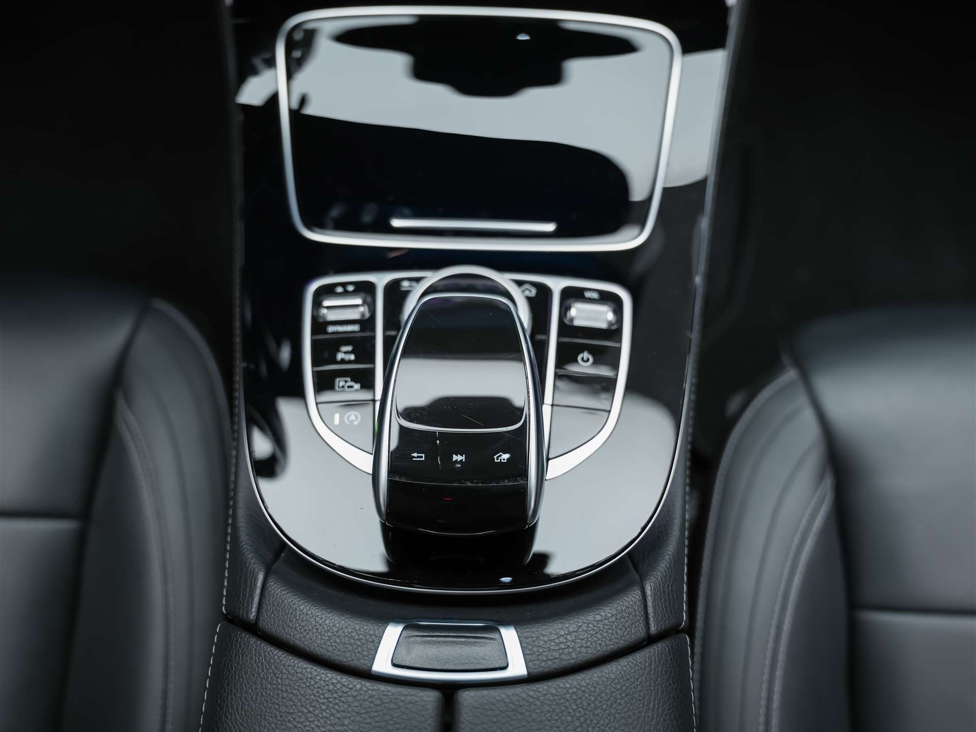 MERCEDES-BENZ E 220 d AMG Line 9G-Tronic *CH-Fahrzeug*Panorama*Head-Up*360°*-image-22