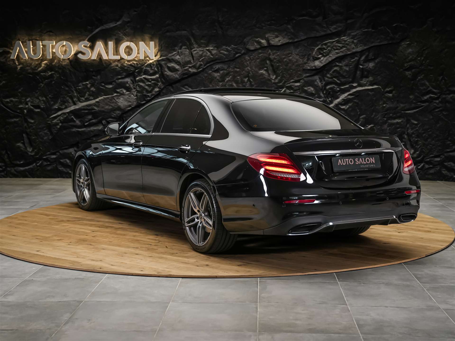 MERCEDES-BENZ E 220 d AMG Line 9G-Tronic *CH-Fahrzeug*Panorama*Head-Up*360°*-image-2